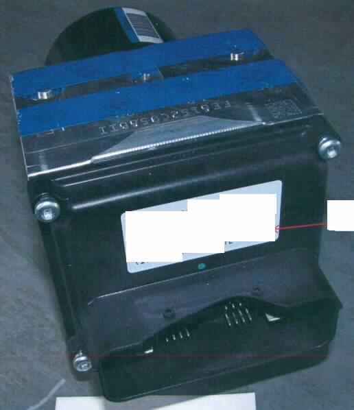 Unvollständiger hydraulischer Regler, "ABS-Modul (Teile-Nr. A21-3550010)", in Form einer kombinierten Maschine im Wesentlichen bestehend aus einer elektronischen Regel- und Steuereinheit ("EBC"; kennzeichnende Haupttätigkeit) und einer Hydraulikeinheit ("HCU") mit einer Pumpe, einem Elektromotor und Ventilen. Das Modul empfängt fortlaufend elektrische Signale über die Drehzahl (Istwert) der Räder des Fahrzeugs von vier ABS-Radsensoren (Messglied; nicht Gegenstand dieser vZTA). Auf der Grundlage dieser Signale regelt das "EBC" mit Hilfe des "HCU" die Drehzahl über den Hydraulikdruck im Bremssystem und die Bremsdruckkraft an jedem Rad des Fahrzeuges, um so ein Blockieren (Drehzahl = 0) der Räder beim Bremsen zu verhindern.
Die Ware wird als "hydraulischer Regler, anderer als Thermostate und Druckregler, nicht für zivile Luftfahrzeuge bestimmt" eingereiht.

Abbildung: siehe Anlage