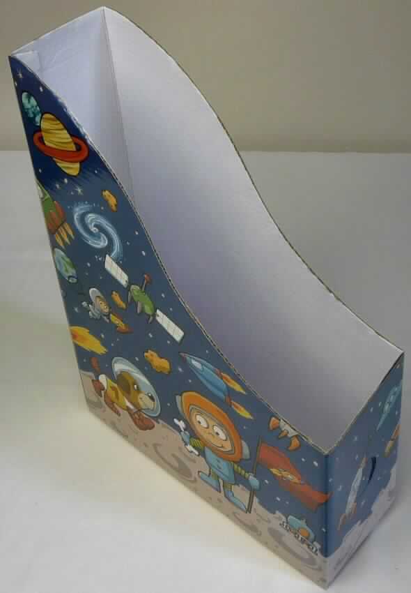 Bei der vorgelegten, als "Dokumentenständer" bezeichneten Ware handelt es sich um einen Standordner aus Wellpappe (Abmessungen etwa 24,5 x 32 x 8,5 cm). Die Außenseiten sind mit comicartigen Abbildungen von Astronauten und einem Hund im Weltall bedruckt sowie mit Kunststofffolie überzogen, wobei die Kunststofffolienlage dünner als die Wellpappenlage ist. Die Vorderseite ist mit einer kreisrunden Lochstanzung (Durchmesser etwa 3,0 cm) versehen. Die Ware wird flachliegend eingeführt und wird durch Auffalten und Ineinanderstecken noch aufgebaut.

Abbildung siehe Anlage.

Derartige Waren gehören als "Pappwaren von der in Büros, Geschäften und dergleichen verwendeten Art" zur Codenummer 4819 60 00 00 0 des Zolltarifs.