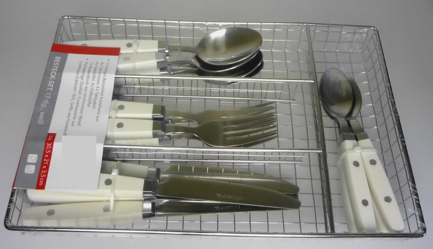 "Besteck-Set"; Warenzusammenstellung in Aufmachung für den Einzelverkauf, bestehend aus

- einer 16-teiligen Besteckzusammenstellung (charakterbestimmend), mit arbeitendem Teil
  aus nicht rostendem Stahl, mit Kunststoffgriffen, bestehend aus

- - vier Gabeln mit je vier Zinken,
- - vier Esslöffeln,
- - vier Teelöffeln,
- - vier Messern mit jeweils feststehender, schneidender Klinge

- einem Besteckkorb aus unedlem Metall 

- gemeinsam in einer Kunststofffolie mit bedrucktem Papiereinleger verpackt

Abbildung siehe Anlage.

Derartige Erzeugnisse gehören als "andere Zusammenstellungen von Messern, Löffeln und Gabeln, mit arbeitendem Teil aus nicht rostendem Stahl" zur Codenummer 8215 2010 00 0 des Zolltarifs.