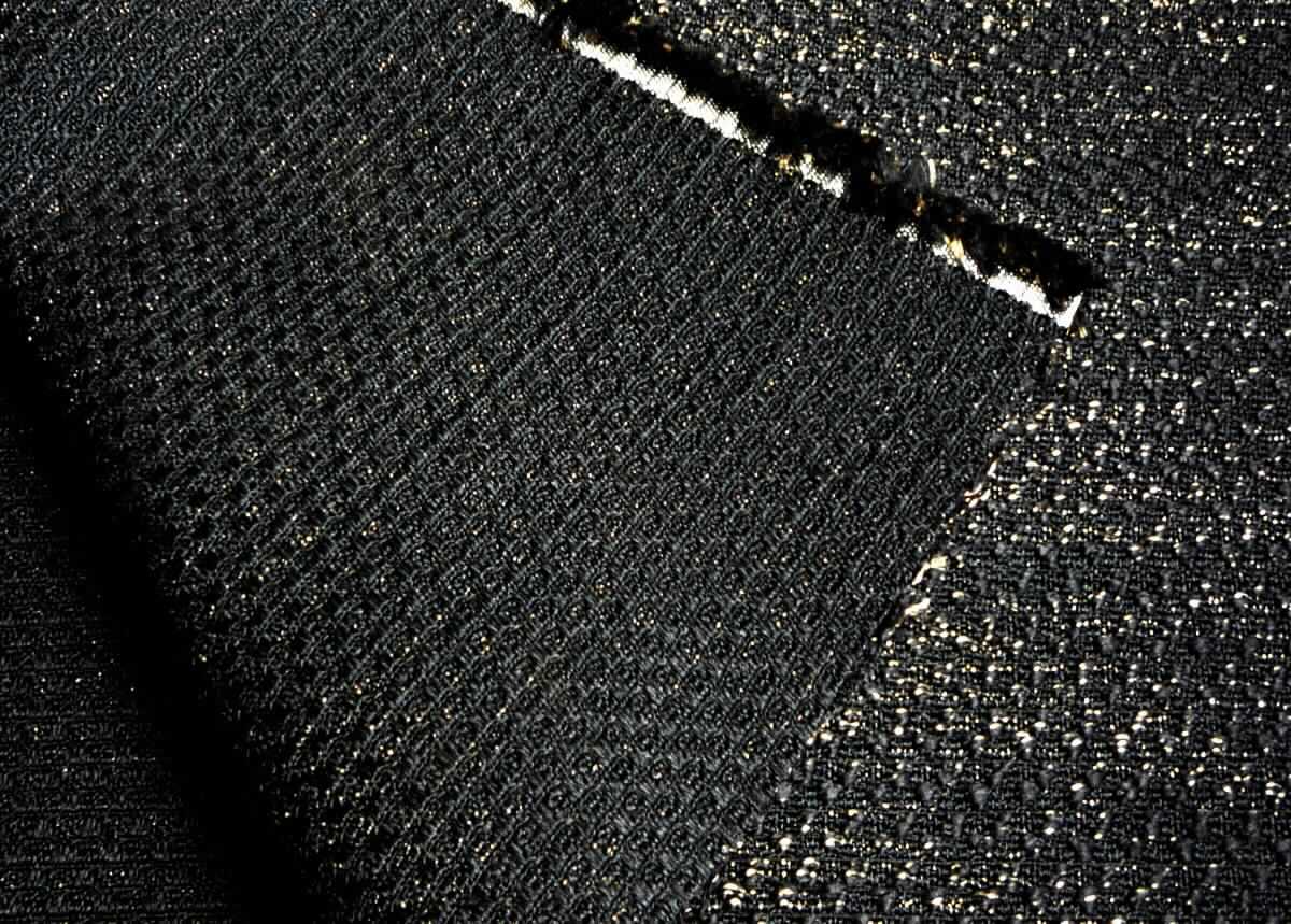 Gewebe, sog. Möbelbezugsstoff, Foto siehe Anlage,
- als Meterware,
- laut Untersuchungsergebnis:
-- aus dünnen Kettgarnen aus synthetischen Filamenten (laut Antrag: Polyester), 
-- aus dünnen Schussgarnen aus Polyester-Spinnfasern (synthetische Spinnfasern),
-- aus dicken Schussgarnen (Effektzwirn) aus zwei dünnen Garnen aus Polyesterfilamenten und einem 
   dicken Garn aus Polyester- und Polyacryl-Spinnfasern (synthetische Spinnfasern),
-- mit einem Gesamtanteil an
--- Polyester-Filamenten von 35 GHT,
--- Polyester-Spinnfasern von 55 GHT,
--- Polyacryl-Spinnfasern von 10 GHT,
-- buntgewebt,
-- in Musterbindung.

"Gewebe aus synthetischen Spinnfasern, anderes als in den Positionen 5512 bis 5514 genannte, aus Polyester-
 Spinnfasern, hauptsächlich mit synthetischen Filamenten gemischt, buntgewebt"