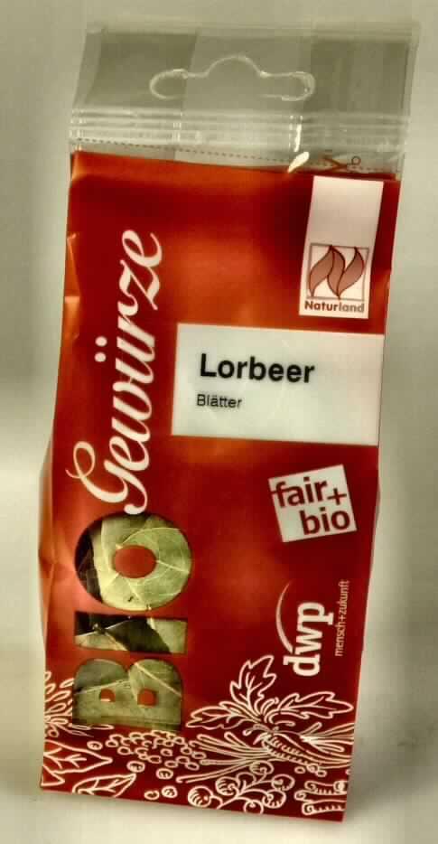 Nach den Antragsangaben und der vorliegenden Warenprobe handelt es sich um getrocknete Lorbeerblätter. 

Die Lorbeerblätter sind zu 10 g in einem bedruckten Blockbodenbeutel aus Kunststoff für den Einzelverkauf aufgemacht.

Zolltarifrechtlich handelt es sich um Lorbeerblätter.