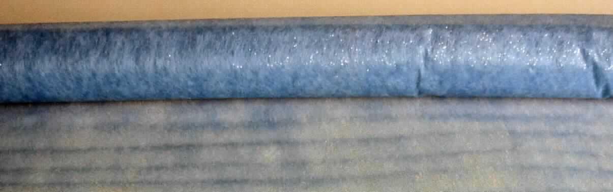 Vliesstoff, sog. Deko-Stoff, Foto siehe Anlage,
- als Meterware,
- rechteckig; laut Antrag in den Abmessungen: 200 cm x 70 cm,
- laut Untersuchungsergebnis:
-- aus synthetischen Chemiefasern (keine Filamente; nicht aus Polyvinylalkohol),
-- mit Bindemitteln verfestigt,
-- mit einem Quadratmetergewicht von 20,6 g,
-- weder bestrichen noch überzogen,
-- an den Kanten lediglich geschnitten (nicht konfektioniert).

"Vliesstoff, nicht aus Filamenten, mit einem Quadratmetergewicht von weniger als 25 g,
weder bestrichen noch überzogen; nicht aus Polyvinylalkohol"