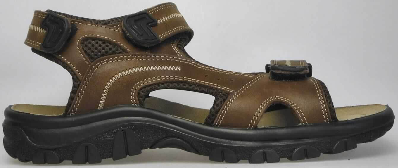 Sandalen (lt. Antrag: Outdoor-Sandalen (braun), Foto siehe Anlage)
- mit Laufsohlen aus (lt. Antrag) Kunststoff; ohne Hauptsohle aus Holz,
- mit zehenfreiem Oberteil (nicht geschlossenes Blatt) aus Leder 
  (den größten Teil der Außenfläche bildend) und Spinnstoff,
- mit Klettverschluss,
- ohne Metallschutz in der Vorderkappe,
- nicht den Knöchel bedeckend, 
- mit einer größten Höhe des Absatzes und der Sohle von weniger als 3 cm, 
- mit einer Länge der Innensohle von mehr als 24 cm, 
- nicht als Männer- oder Frauenschuhe erkennbar

"Schuhe mit Laufsohlen aus Kunststoff und Oberteil aus Leder, andere als in den 
 UPos. 6403 1200 bis 6403 9931 genannt, nicht als Männer- oder Frauenschuhe erkennbar"