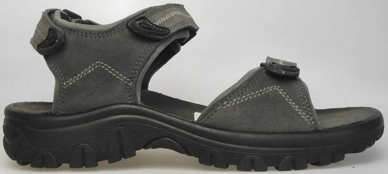 Sandalen (lt. Antrag: Outdoor-Sandalen (grau), Foto siehe Anlage)
- mit Laufsohlen aus (lt. Antrag) Kunststoff; ohne Hauptsohle aus Holz,
- mit zehenfreiem Oberteil (nicht geschlossenes Blatt) aus Leder 
  (den größten Teil der Außenfläche bildend) und Spinnstoff,
- auf das Oberteil ist seitlich ein Verstärkungsteil aus Leder aufgesetzt,
- mit Klettverschluss,
- ohne Metallschutz in der Vorderkappe,
- nicht den Knöchel bedeckend, 
- mit einer größten Höhe des Absatzes und der Sohle von weniger als 3 cm, 
- mit einer Länge der Innensohle von mehr als 24 cm, 
- nicht als Männer- oder Frauenschuhe erkennbar

"Schuhe mit Laufsohlen aus Kunststoff und Oberteil aus Leder, andere als in den 
 UPos. 6403 1200 bis 6403 9931 genannt, nicht als Männer- oder Frauenschuhe erkennbar"