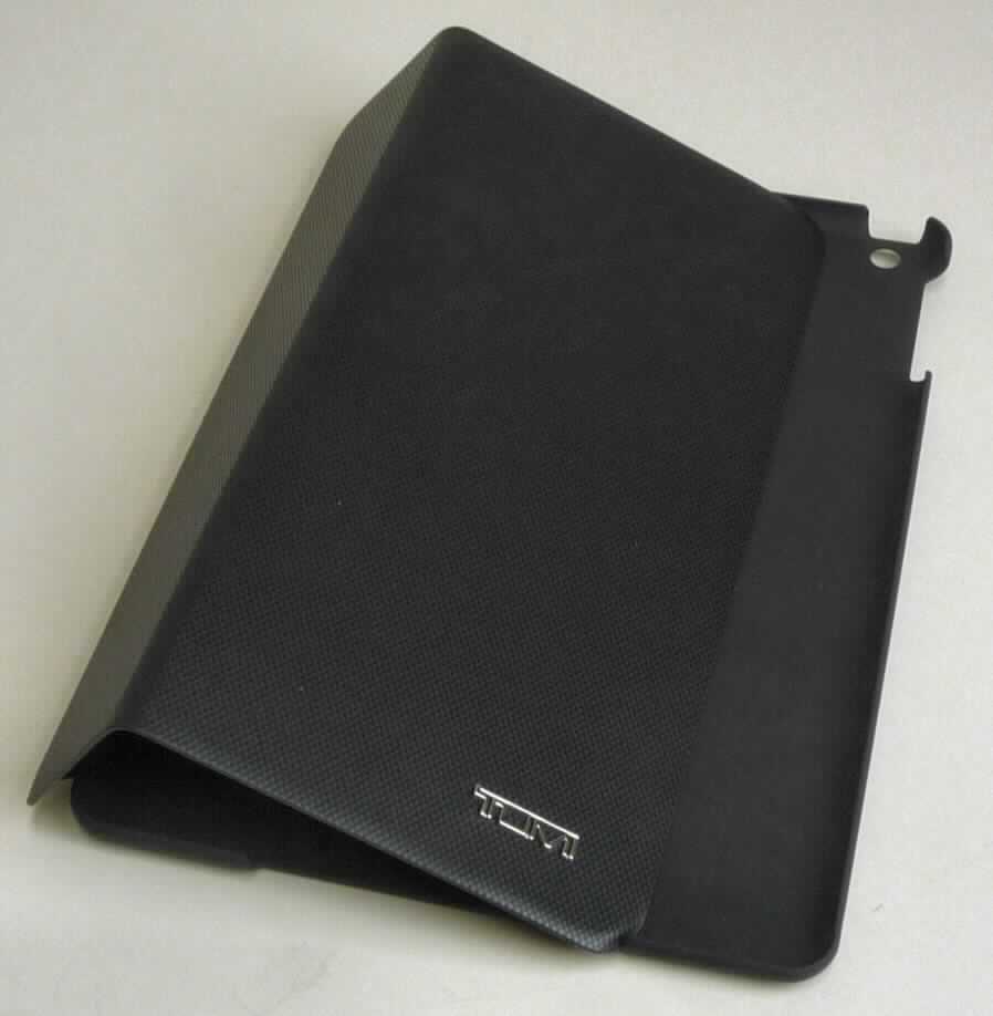 Etuiähnliches Behältnis, sog. Tumi Snap Case for I-Pad Air, Art.-Nr. 014259DL, Abbildung siehe Anlage, 
- mit einer flächenmäßig überwiegenden, charakterbestimmenden Außenseite aus Leder (Deckel) und formge- 
  presstem Kunststoff (Kunststoffschale),  
- die Schale aus formgepresstem Kunststoff ist passgenau zur Aufnahme eines Tablet-PC gestaltet, 
- rechteckig, mit den Abmessungen von ca. 24,5 (L) x 17,6 (B) x 1,5 (T) cm, 
- ohne Verschluss, 
- zur Bedienung des IPads mit mehreren Öffnungen versehen, innen einseitig gefüttert, 
- dient dem Transport und der Aufbewahrung eines Tablet-Computers und kann zusätzlich aufgeklappt als Aufstell- 
  vorrichtung genutzt werden, 
- keine Hinweise auf Handarbeit, 
- verpackt in einer handelsüblichen Verkaufsumschließung. 

"Etuiähnliches Behältnis, anderes als in den Unterpositionen 4202 1110 bis 4202 3900 genannte, mit Außenseite 
 aus Leder, anderes als in der Unterposition 4202 9110 genannte, nicht handgearbeitet"