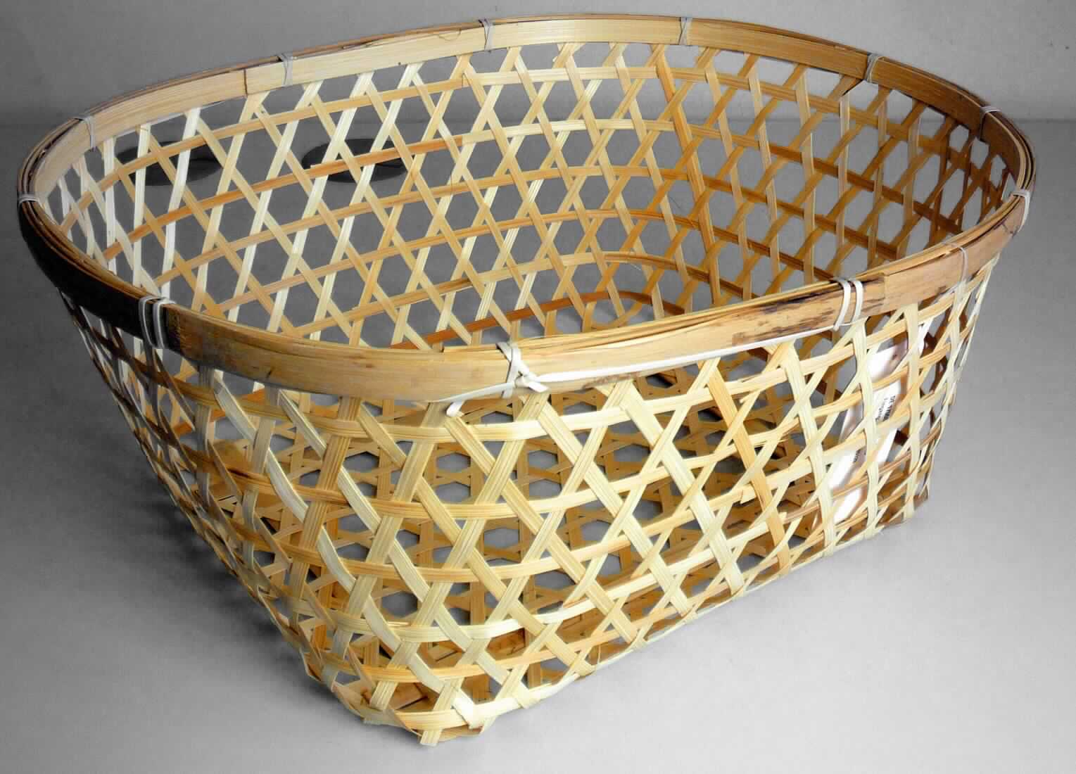 Nach den Antragsangaben, den ergänzenden Angaben und dem vorliegenden Warenmuster handelt es sich bei dem sog. "Korb, Bamboo, Art. 15128", um einen annähernd rechteckigen, handgearbeiteten Korb (Höhe ca. 17 cm, Länge ca. 42 cm, Tiefe ca. 35 cm). Die oben offene und sich nach unten leicht verjüngende Ware besteht aus Streifen aus Bambus (Flechtstoff im Sinne der Anmerkung 1 zu Kapitel 46) in offener Flechtweise .

Zolltarifrechtlich handelt es sich um eine "Korbmacherware, unmittelbar aus Flechtstoffen hergestellt, aus pflanzlichen Stoffen, aus Bambus, handgearbeitet".