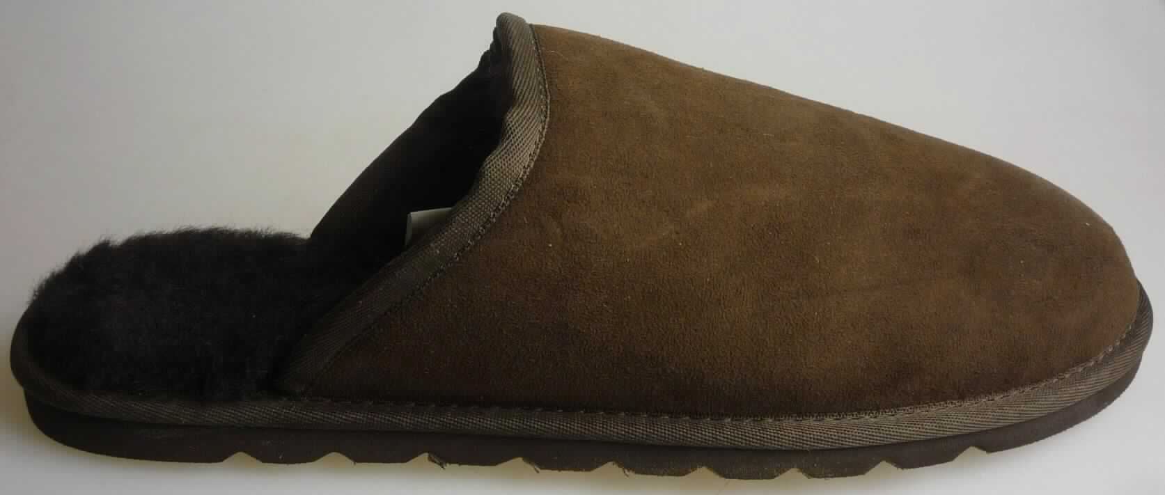 Pantoffeln (lt. Antrag: "Lammfellschuhe für Herren (Farbe braun)", Foto siehe Anlage)
- mit Laufsohlen aus (lt. Antrag) Kunststoff; ohne Hauptsohle aus Holz,
- mit Oberteil (geschlossenes Blatt) aus Leder,
- mit eingeklebtem Innenfutter und Decksohle aus Pelzfell,
- an der Einschlupföffnung mit einer Randeinfassung aus Spinnstoff verstärkt,
- ohne Metallschutz in der Vorderkappe,
- den Knöchel nicht bedeckend,
- kennzeichnen sich aufgrund des äußeren Erscheinungsbildes und der Ausstattung als
  Schuhe für den häuslichen Wohnbereich

"Pantoffeln mit Laufsohlen aus Kunststoff und Oberteil aus Leder, andere als in den
 UPos. 6403 1200 bis 6403 9938 genannt"