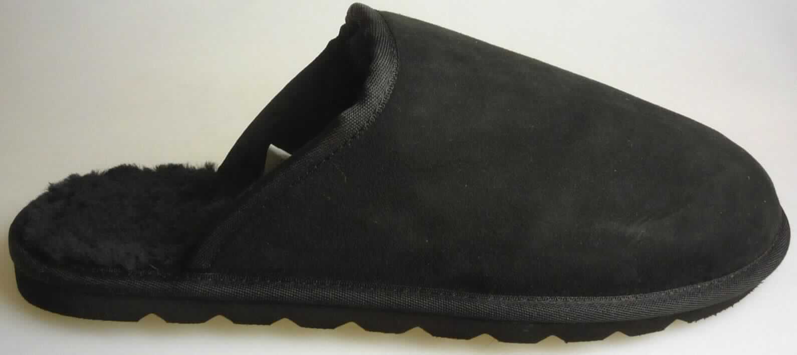Pantoffeln (lt. Antrag: "Lammfellschuhe für Herren (Farbe schwarz)", Foto siehe Anlage)
- mit Laufsohlen aus (lt. Antrag) Kunststoff; ohne Hauptsohle aus Holz,
- mit Oberteil (geschlossenes Blatt) aus Leder,
- mit eingeklebtem Innenfutter und Decksohle aus Pelzfell,
- an der Einschlupföffnung mit einer Randeinfassung aus Spinnstoff verstärkt,
- ohne Metallschutz in der Vorderkappe,
- den Knöchel nicht bedeckend,
- kennzeichnen sich aufgrund des äußeren Erscheinungsbildes und der Ausstattung als
  Schuhe für den häuslichen Wohnbereich

"Pantoffeln mit Laufsohlen aus Kunststoff und Oberteil aus Leder, andere als in den
 UPos. 6403 1200 bis 6403 9938 genannt"