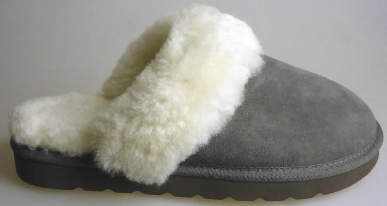 Pantoffeln (lt. Antrag: "Lammfellschuhe für Damen (Farbe grau)", Foto siehe Anlage)
- mit Laufsohlen aus (lt. Antrag) Kunststoff; ohne Hauptsohle aus Holz,
- mit Oberteil (geschlossenes Blatt) aus Leder,
- mit eingeklebtem Innenfutter und Decksohle aus Pelzfell,
- an der Einschlupföffnung mit einer breiten Randeinfassung aus Pelzfell verstärkt,
- ohne Metallschutz in der Vorderkappe,
- den Knöchel nicht bedeckend,
- kennzeichnen sich aufgrund des äußeren Erscheinungsbildes und der Ausstattung als
  Schuhe für den häuslichen Wohnbereich

"Pantoffeln mit Laufsohlen aus Kunststoff und Oberteil aus Leder, andere als in den
 UPos. 6403 1200 bis 6403 9938 genannt"