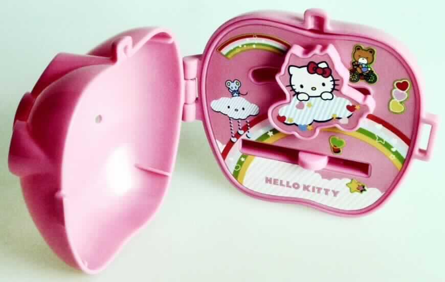 Bei dem als "Travel Apple" bezeichneten Erzeugnis aus der Serie "Mc Donald's Hot Craze Hello Kitty/Bakugan 2011" handelt es sich um die Nachbildung eines ca. 8 x 10 x 6 cm großen, rosa Apfels, bestehend aus zwei miteinander verbundenen, aufklappbaren Halbschalen aus Kunststoff. Die rechte Halbschale ist im Inneren mit einer farbig, mit Motiven (Regenbögen, Herzen, Maus mit Wolke, Bär auf Fahrrad) gestalteten Kunststoffplatte mit zwei Aussparungen (wellenförmig bzw. gerade) und einem Schiebemechanismus versehen. Mit Hilfe des Schiebemechanismus kann eine weitere, kleine Kunststoffplatte, die in Form eines Katzenkopfes mit Wolke gestaltet ist, über die obere, wellenförmige Aussparung der Kunststoffplatte bewegt werden.

Die in einem Kunststoffbeutel verpackte Ware dient der spielerischen Unterhaltung von Kindern und ist als "anderes als zuvor in der Position 9503 erfasstes Spielzeug aus Kunststoff" einzureihen.