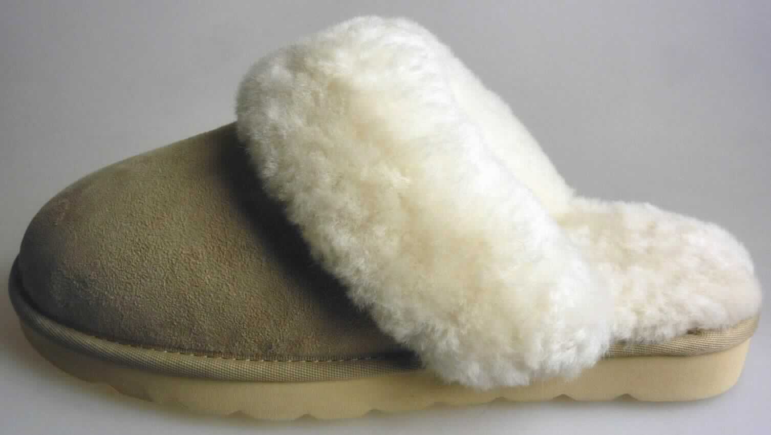 Pantoffeln (lt. Antrag: "Lammfellschuhe für Damen (Farbe beige)", Foto siehe Anlage)
- mit Laufsohlen aus (lt. Antrag) Kunststoff; ohne Hauptsohle aus Holz,
- mit Oberteil (geschlossenes Blatt) aus Leder,
- mit eingeklebtem Innenfutter und Decksohle aus Pelzfell,
- an der Einschlupföffnung mit einer breiten Randeinfassung aus Pelzfell verstärkt,
- ohne Metallschutz in der Vorderkappe,
- den Knöchel nicht bedeckend,
- kennzeichnen sich aufgrund des äußeren Erscheinungsbildes und der Ausstattung als
  Schuhe für den häuslichen Wohnbereich

"Pantoffeln mit Laufsohlen aus Kunststoff und Oberteil aus Leder, andere als in den
 UPos. 6403 1200 bis 6403 9938 genannt"