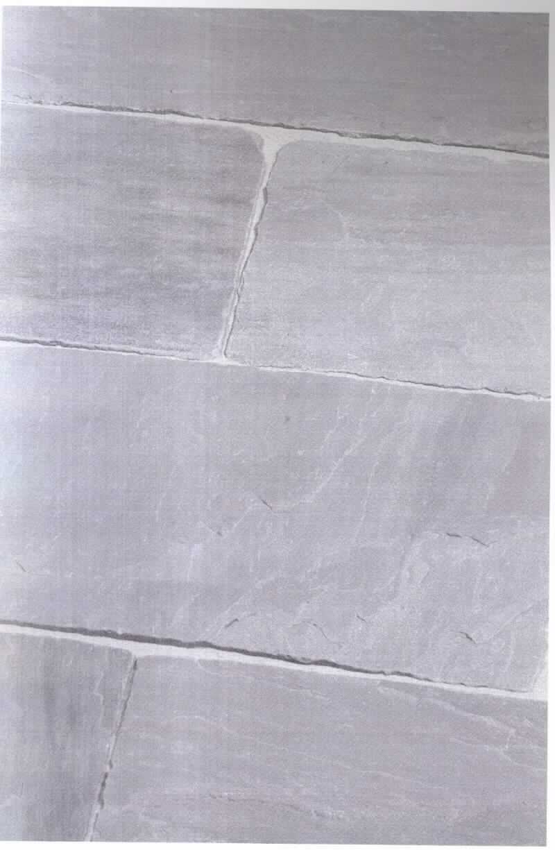 Angaben:
Terrassenplatten ATLAS EXTRA -satiniert- 
Bearbeitung: Oberfläche spaltrau, getrommelt & gebürstet, Seiten handbekantet, Unterseite kalibriert 
Farbe: grau 
Material: Sandstein 
Herkunft: Indien 
Größe: 30 x 30 x 3 cm 75 kg / qm

Befund:
Bearbeitete Werksteine und Waren daraus