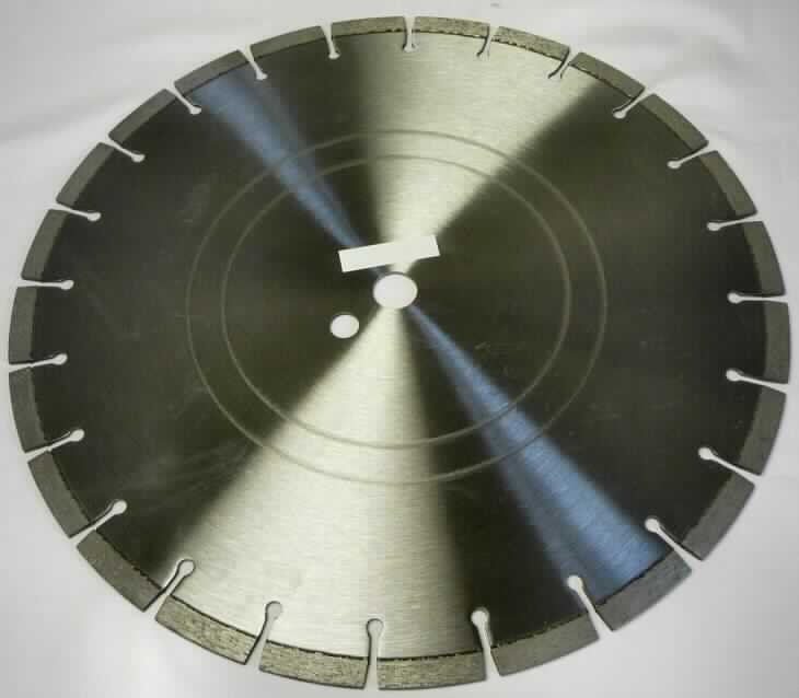 Angaben:
Diamanttrennscheibe, 
Bestandteil: 1. Segment wie vZTA DE 24647/10-1  
                   2. Metallkern

Bestandteile des Segments:
Künstlich hergestellter Diamant als arbeitendes Material der Diamanttrennscheibe
Bindung: verschiedene unedle Metalle (Eisen, Kobalt und Nickel)

Verwendungszweck: Schneiden von Stein und abrasivem Material (z.B. Marmor, Beton, 
Asphalt, Granit, Pflaster, Frischbeton)

Feststellungen:
runde gezahnte Trennscheibe, Durchmesser ca. 34 cm, am Rand in regelmäßigen Abständen mit 24 Schleif-Segmenten versehen.
Die Angaben der Antragstellerin werden als zutreffend angesehen.


Befund:
Als charakterbestimmender Bestandteil der Trennscheibe wird der Diamant-Schleifbelag angesehen (Allgemeine Vorschrift 3b). Danach handelt es bei der Ware zolltariflich um Schleifsteine und dergleichen, ohne Gestell, zum Schneiden oder Trennen,  der Position 6804 des Zolltarifs.
