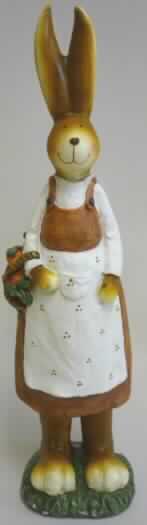 Angaben: Bezeichnung: 64cm Deko Hase aus Pappmaché und Gips, 2 sort, ER + SIE.

Feststellungen: Äußere Beschaffenheit des vorgelegten Warenmusters: bunte, innen hohle Figur in Form eines stehenden, weiblichen Hasen (Höhe: ca. 63 cm), bestehend aus einem hellcremefarbenen, steinharten, mit mehreren Lagen Papp-Papier durchsetztem Material. Augenscheinlich überwiegt mengenmäßig der Steinanteil.

Die Angaben der Antragstellerin werden als zutreffend unterstellt.

Befund: Als charakterbestimmender Bestandteil der Figuren wird der Gips-Anteil angesehen (Allgemeine Vorschrift 3 b). Danach handelt es sich zolltariflich bei den Hasen um Waren aus Gips, der Position 6809 des EZT.