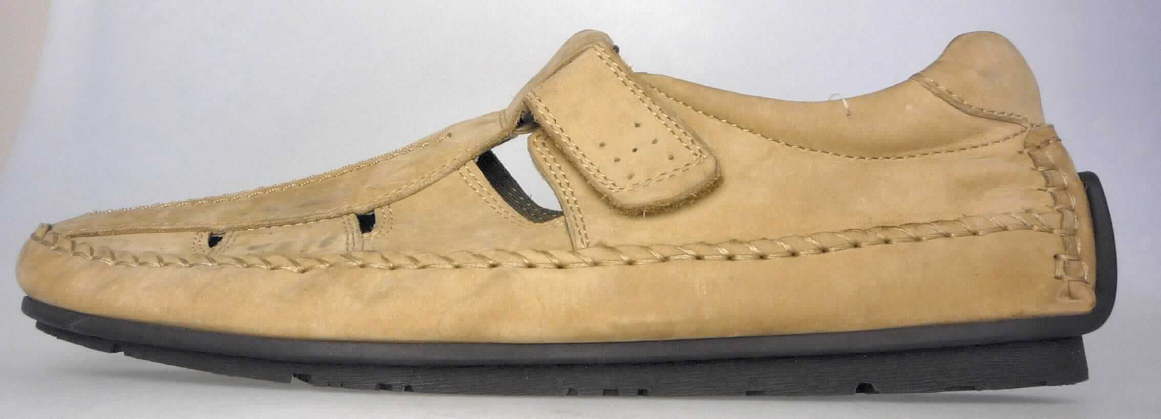 Freizeitschuhe (lt. Antrag: "Herrenschuhe; Art. 510104", Foto siehe Anlage)
- mit Laufsohlen aus (lt. Antrag) Kunststoff; ohne Hauptsohle aus Holz,
- mit Oberteil (nicht geschlossenes Blatt) aus Leder,
- mit Klettverschluss,
- ohne Metallschutz in der Vorderkappe, 
- nicht den Knöchel bedeckend, 
- mit einer größten Höhe des Absatzes und der Sohle von weniger als 3 cm, 
- mit einer Länge der Innensohle von mehr als 24 cm, 
- für Männer (u. a. weiter Schnitt)

"Schuhe mit Laufsohlen aus Kunststoff und Oberteil aus Leder, andere als in den 
 UPos. 6403 1200 bis 6403 9931 genannt, für Männer"