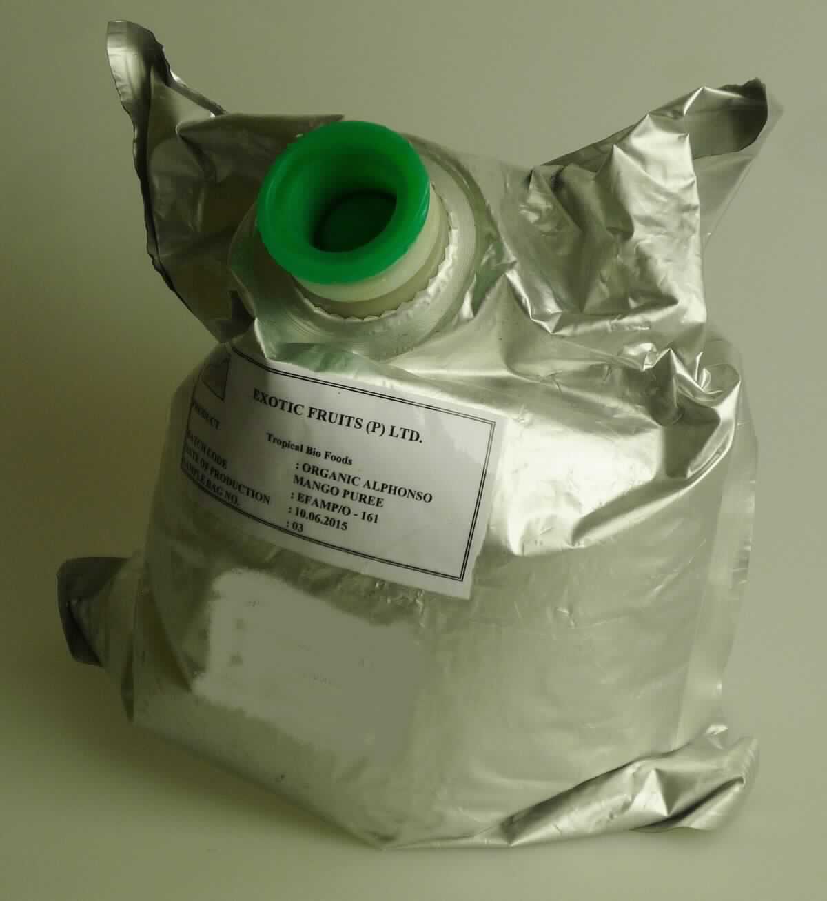 Mangopüree, sterilisiert.

Antragsangaben (als zutreffend unterstellt): Mangomus bzw. Mangopüree (ohne Schale und Kern), sterilisiert und aseptisch verpackt, in 210 bis 220 kg-Fässern oder 20 kg Beuteln. 

Beschaffenheit der vorgelegten Warenprobe: orangefarbene, homogene, viskose Masse, süß und fruchtig, nach Mango schmeckend. 
Alkoholzusatz (gemäß Angabe): nicht enthalten. 
Zuckergehalt i. S. der ZAnm 2 a), 1. Anstrich zu Kap 20 (gemäß Angabe): mehr als 9 GHT. 
Zugesetzter Zucker i.S. der ZAnm 3, 2. Anstrich zu Kap 20 (gemäß Angabe): enthalten.

Die Haltbarmachung führt zum Ausschluss aus dem Kapitel 08 der KN.

Früchte, Nüsse und andere genießbare Pflanzenteile, in anderer Weise zubereitet oder haltbar gemacht, auch mit Zusatz von Zucker, anderen Süßmitteln oder Alkohol, anderweit weder genannt noch inbegriffen, andere als in den Unterpositionen 2008 11 bis 2008 97 der KN genannt, ohne Zusatz von Alkohol, mit Zusatz von Zucker, in unmittelbaren Umschließungen mit einem Gewicht des Inhalts von mehr als 1 kg, tropische Früchte, Mangofrüchte, andere, andere (mit einem Brixwert von mehr als 20).