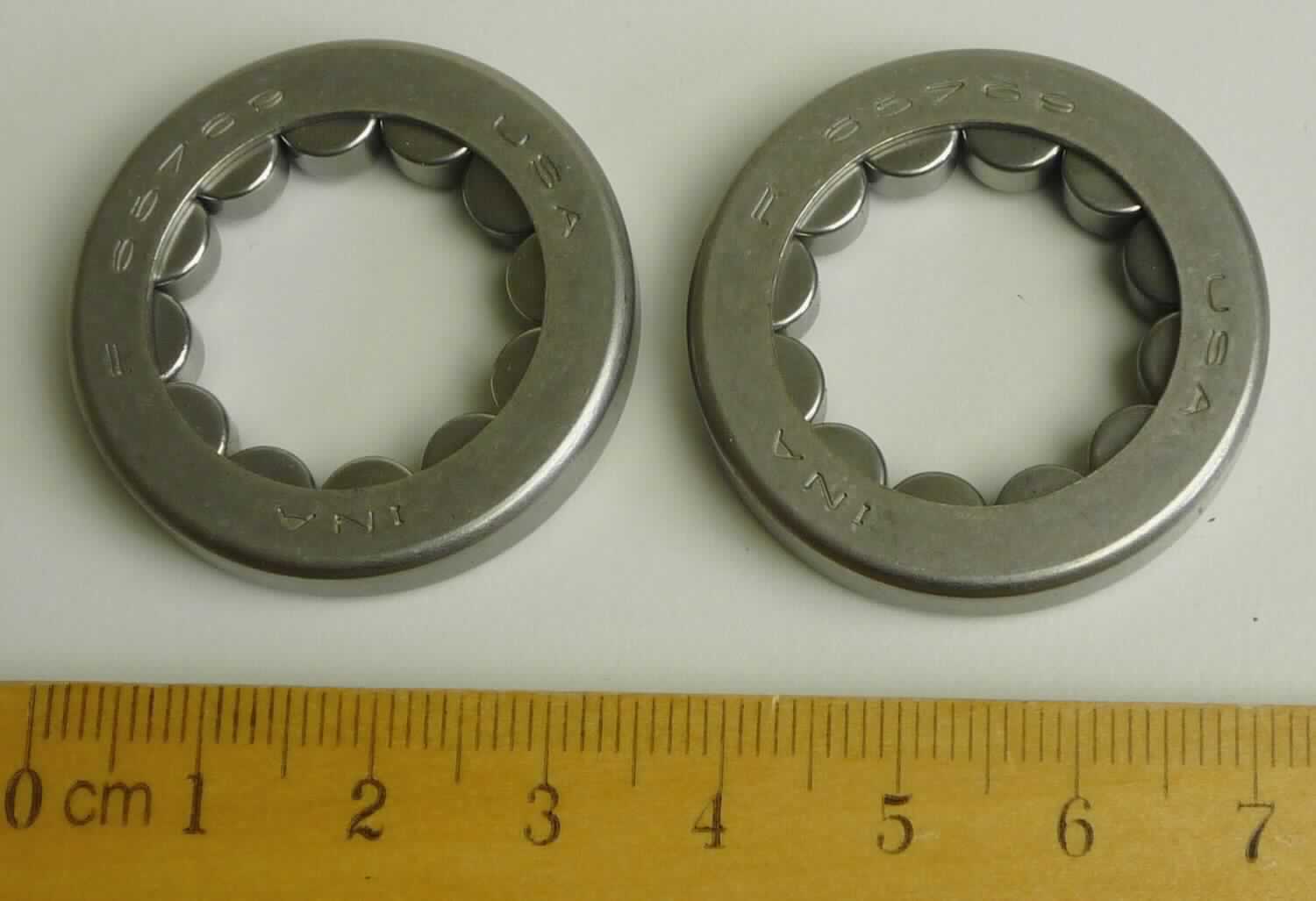 Zylinderrollenlager, bestehend aus einer Lagerschale aus Metall (Durchmesser 33 mm) mit 12 umlaufenden Zylinderrollen (Rollenlänge 3,5 mm, Durchmesser 6 mm) aus Metall.
Die Ware wird laut Antragstellerangaben in Servolenkungen eingesetzt.

Die Ware ist als "Wälzlager, kein Nadellager, Zylinderrollenlager, nicht zur Herstellung von Maschinen für den Schutz und die Regelung von Kernreaktoren in Kernkraftwerken" einzureihen.