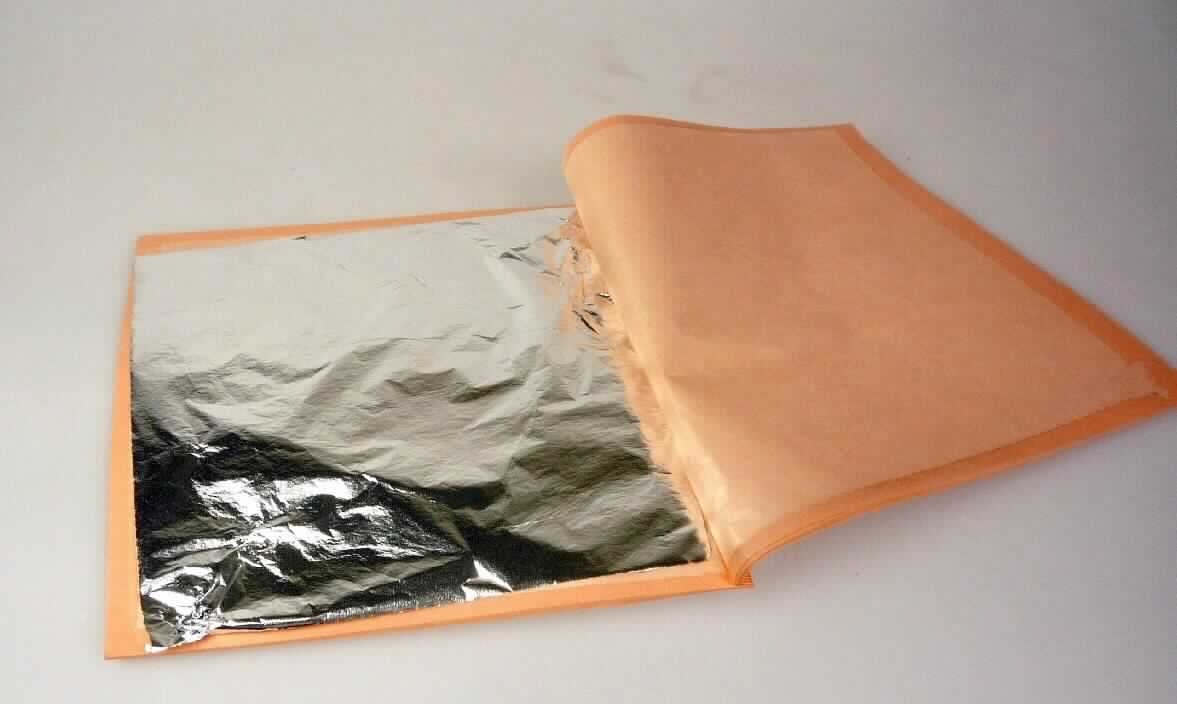 Aluminiumfolie (Schlagmetall aus Aluminium)

Bei der oben genannten Ware handelt es sich um Aluminiumfolien in Form von Blättern mit den Abmessungen 16 x 16 cm, mit einer Dicke von 0,0004 - 0,0008 mm, zu 25 Blatt in einem Heftchen, durch Zwischenpapier getrennt.
Die Folie soll als Bastelartikel oder zur Restauration (als Silberersatz) verwendet werden.

Danach handelt es sich um Folien aus Aluminium, auf einer Unterlage aus Papier, mit einer Dicke (ohne Unterlage) von weniger als 0,021 mm, die in die Unterposition 7607 2010 der Kombinierten Nomenklatur einzureihen sind.