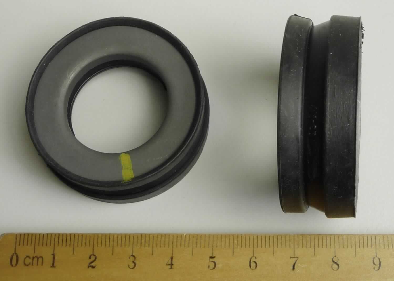Angaben des Antragstellers: 
Anschlagring - Teil für eine Servolenkung

Untersuchungsergebnisse an Warenmustern:
Ringartige Formteile mit umlaufender Einkerbung (Außendurchmesser: ca. 4,5 cm; Höhe: ca. 1,6 cm) aus einem schwarzen, elastischen Material mit einem eingearbeiteten, L-förmigen Metallring und einem eingelegten Metallring (siehe Abbildung).

Befund:
Es liegt ein Gummi-Metall-Teil von der für Kraftfahrzeuge der Positionen 8701 bis 8705 bestimmten Art im Sinne der Unterposition 4016 9952 (KN) vor. Die Verwendung als Dichtung ist nicht erkennbar.