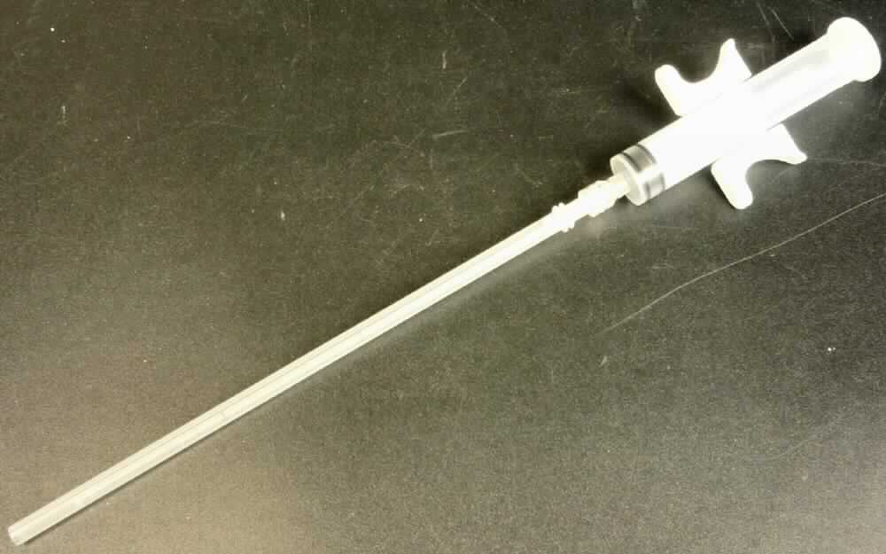 Bei der sog. Biopsienadel zur Aspiration "SONOPSY C1" handelt es sich um eine zusammengesetzte Ware, bestehend aus einer Spritze mit Nadel (charakterbestimmender Bestandteil) und einer Hohlnadel in Form einer skalierten Kanüle. Die Spritze besteht aus Kunststoff und weist eine Länge von ca. 27 cm auf. Die Hohlnadel, mit einer Länge von ca. 19 cm, bestehend aus Metall, kann auf die Nadel der Kunststoffspritze gesteckt werden und am Spritzenkopf in ein entsprechendes Gewinde gedreht werden. Die Nadel hat einen Durchmesser von 16 Ga (laut Verpackung).
Mittels dieser Spritze soll Knochenmark angesaugt werden und somit Blut, sowie kleine Knochenmark- und Fettmarkanteile gewonnen werden.
Die einzelnen Bestandteile der Ware sind zusammen in einem transparenten Blister mit Klebeetikettierung verpackt.
Die Ware wird als "medizinisches Instrument, Spritze aus Kunststoff, mit Nadel" eingereiht.