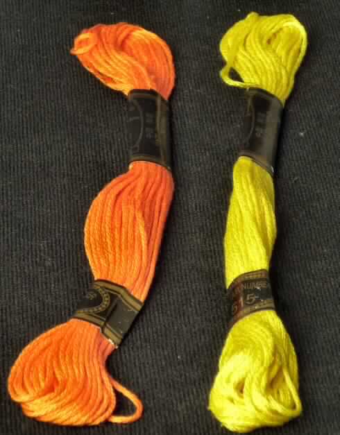 Garn, sog. Stickgarn/Sticktwist, Foto siehe Anlage,
- laut Antrag:
-- in zwei verschiedenen Farben; in einem Polybeutel aufgemacht,
-- jeweils:
--- aus Baumwolle,
--- im Strang; mit einem Gewicht von 1,9 g (Garn in Aufmachungen für den Einzelverkauf),
--- gezwirnt, mit einer S-Drehung als letzter Drehung (u. a. deshalb kein Nähgarn),
--- mit einem Titer von weniger als 20 000 dtex (somit kein Bindfaden der Position 5607).

"Garne aus Baumwolle (andere als Nähgarne), in Aufmachungen für den Einzelverkauf,
 mit einem Anteil an Baumwolle von mehr als 85 GHT"