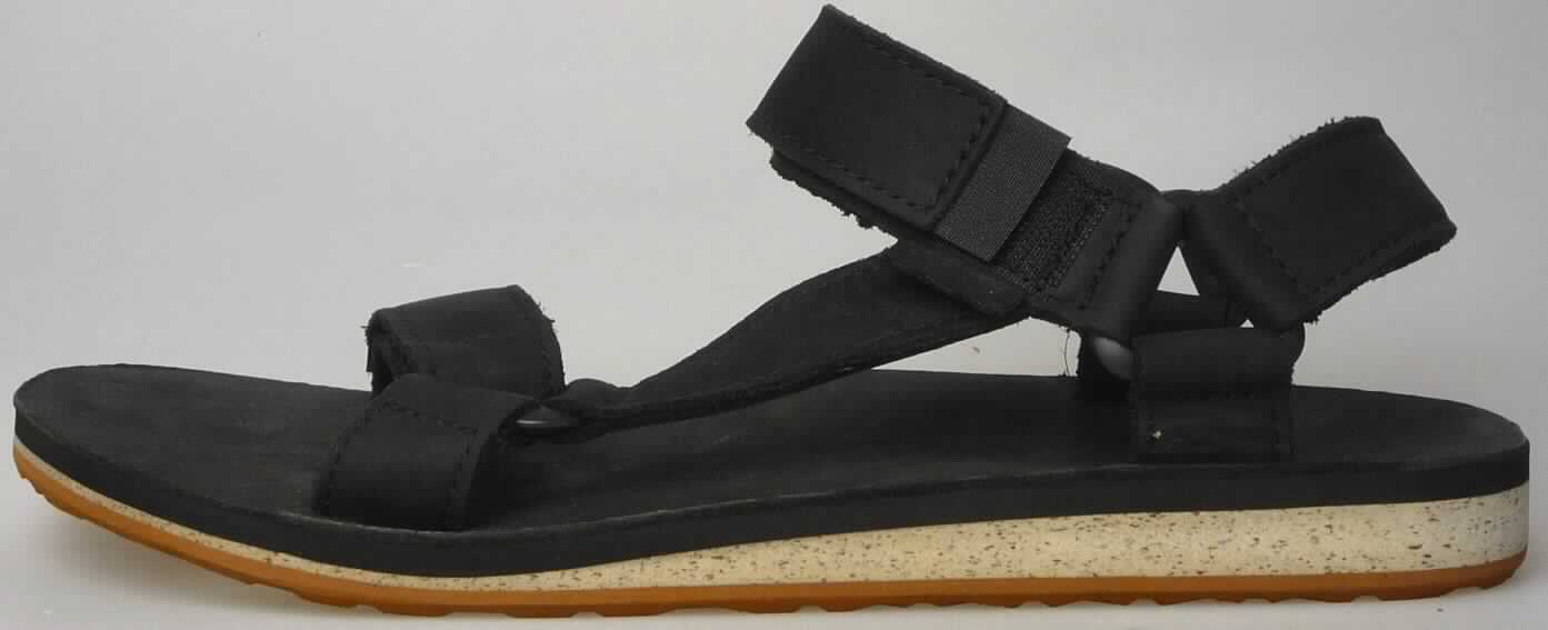 Freizeitsandalen (lt. Antrag: "M Original Universal Leather, Freizeitsandale für Männer", Foto siehe Anlage)
- mit Laufsohlen aus (lt. Antrag) Kunststoff; ohne Hauptsohle aus Holz,
- mit zehenfreiem Oberteil (nicht geschlossenes Blatt) aus Leder,
- mit Klettverschluss,
- ohne Metallschutz in der Vorderkappe,
- nicht den Knöchel bedeckend,
- mit einer größten Höhe des Absatzes und der Sohle von weniger als 3 cm, 
- mit einer Länge der Innensohle von mehr als 24 cm,
- für Männer (u. a. weiter Schnitt)

"Schuhe mit Laufsohlen aus Kunststoff und Oberteil aus Leder, andere als in den UPos. 6403 1200 bis
 6403 9931 genannt, für Männer"