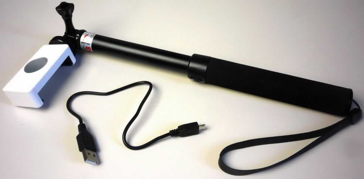 Bei dem als "iChic Selfie Stick" (Art. 19740) bezeichneten Erzeugnis handelt es sich um eine Warenzusammenstellung in Aufmachung für den Einzelverkauf, bestehend aus einem USB-Kabel und einem  sogenannten Selfie-Stick. Der Selfie-Stick ist eine aus verschiedenen Bestandteilen zusammengesetzte Ware, bestehend aus einer in den Griff integrierten Bluetooth-Fernbedienung zur Kamerabedienung und einer auf ca. 900 mm ausziehbaren Teleskopstange aus Stahl, an deren oberen Ende ein Aufsatz zur Verwendung mit Smartphones vorhanden sind. 

Die Teleskopstange mit Halterung ist ein Einbeinstativ, das dazu bestimmt ist, in der Hand gehalten zu werden. Das Stativ bestimmt sowohl den Charakter der Warenzusammenstellung als auch der zusammengesetzten Ware im Hinblick auf die Verwendung. Die Teleskopstange besteht aus Stahl, während die Halterung aus Kunststoff besteht. Der Charakter der aus verschiedenen Stoffen bestehenden Ware wird im Hinblick auf die Verwendung und den Umfang durch den Stahl bestimmt.

Das in einer Verkaufsverpackung aufgemachte Erzeugnis wird als "Einbeinstativ, nicht von der Unterposition (KN) 9620 0010 erfasst, nicht aus Aluminium oder Kunststoff " eingereiht.