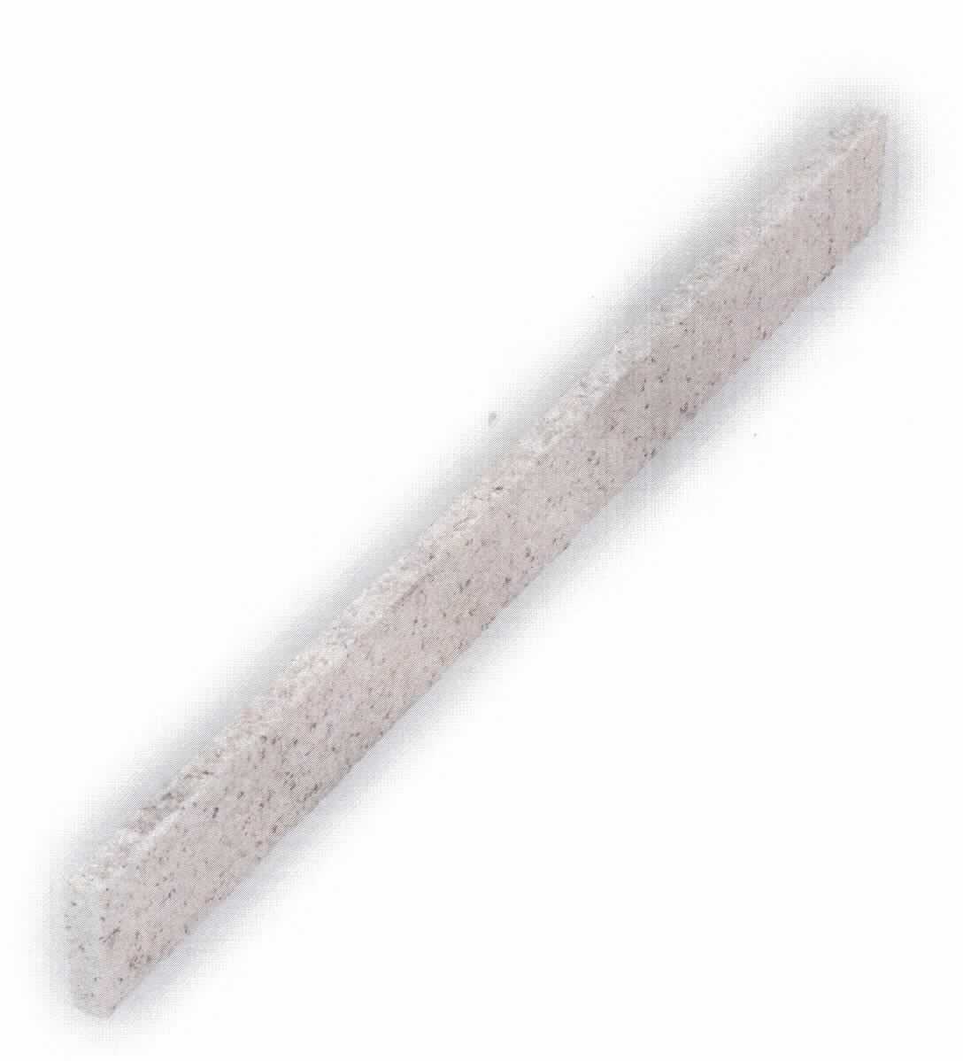 Angaben:
Sockelleisten SOL EXACTA -geflammt- 
Bearbeitung: Oberkante geschliffen & gefast, Seiten gesägt
Farbe: rötlich-gelb-grau
Material: Granit 
Herkunft: China  
Größe: 6x1,5cm, Werkslängen 3,6kg / lfm

Befund:
Bearbeitete Werksteine und Waren daraus