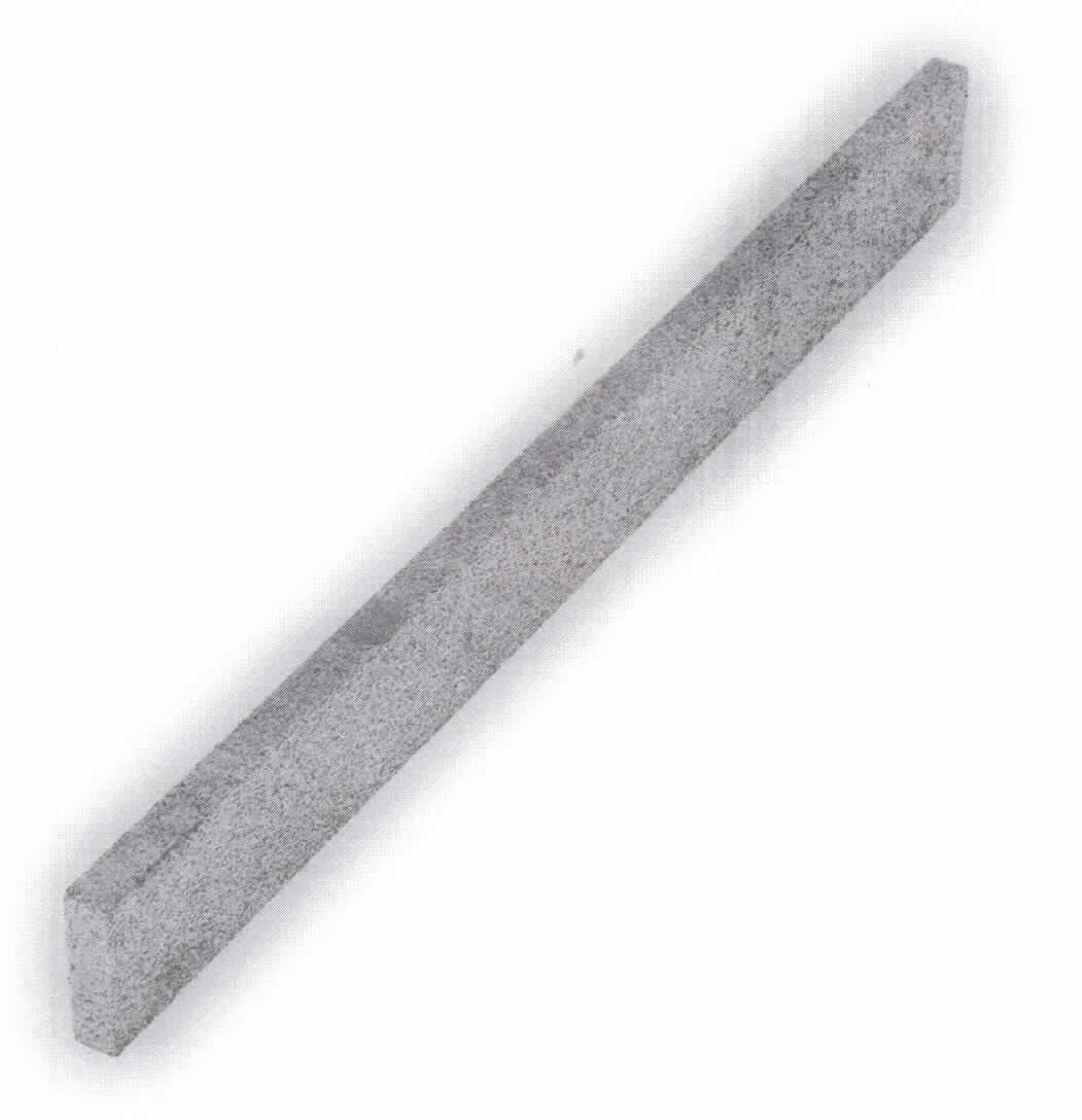 Angaben:
Sockelleisten GALA EXACTA -geflammt- 
Bearbeitung: Oberfläche geflammt, Oberkante geschliffen & gegast & gefast, Seiten gesägt
Farbe: anthrazit 
Material: Granit 
Herkunft: China 
Größe: 6x1,5cm, Werkslängen 3.6kg / lfm

Befund:
Bearbeitete Werksteine und Waren daraus