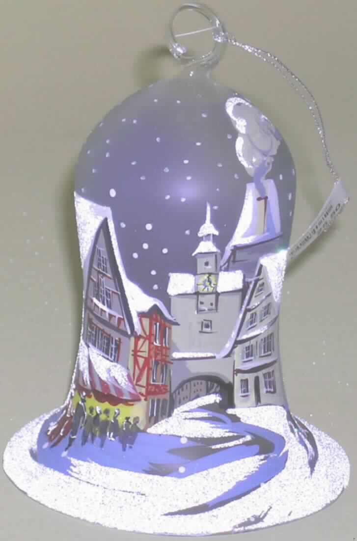 Ziergegenstand, sog. Weihnachtsartikel Markusturm, Abbildung siehe Anlage,
- in Form einer Glocke mit eingehängtem Schlägel aus Glas,
- aus (laut Antrag) lampengeblasenem Glas,
- farbig bemalt, den Markusturm in Rothenburg im Winter darstellend,
- am oberen Ende mit einem ausgearbeiteten Haken mit einer Aufhängevorrichtung aus 
  silberfarbenem Spinnstoff,
- mit einer Höhe von ca. 12 cm und einem Durchmesser (unten) von ca. 11 cm,
- kein Weihnachtsfestartikel (Christbaumschmuck) der Position 9505, weil das dargestellte 
  Motiv nur einen winterlichen, aber keinen Bezug zur Advents- oder Weihnachtszeit aufweist.

"Ziergegenstand aus lampengeblasenem (gesponnenem) Glas"