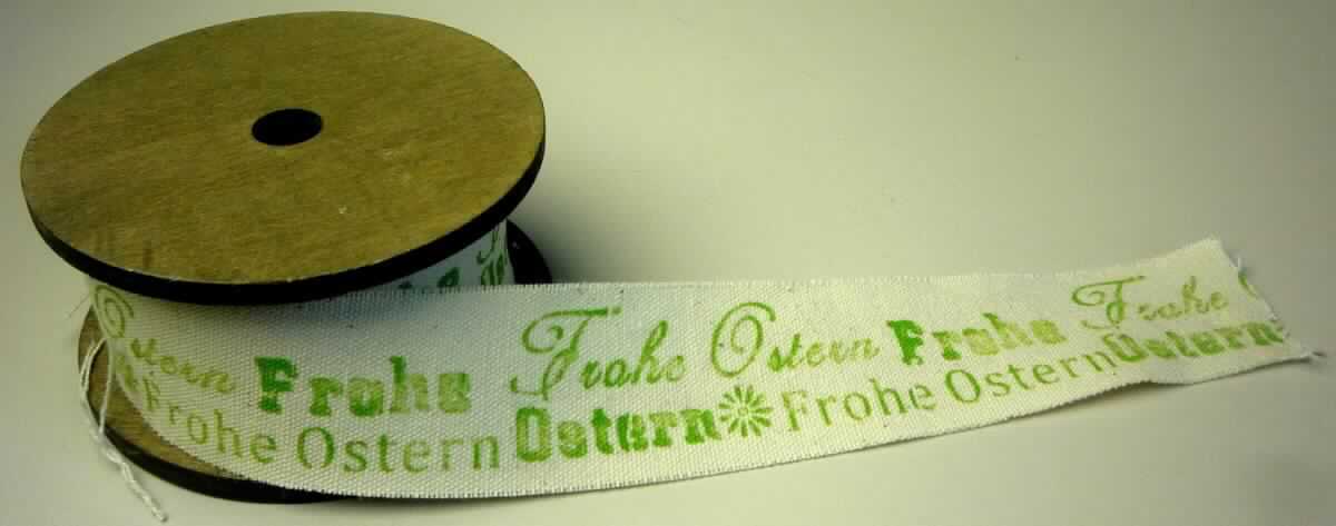 Gewebe, sog. Dekoband (Frohe Ostern), Foto siehe Anlage,
- als Meterware auf einer Holzspule aufgewickelt; lt. Antrag mit einer Länge von 250 cm und einer Breite von 3 cm,
- aus einem Gewebe aus lt. Antrag 100 % Baumwolle,
- mit einem Quadratmetergewicht von mehr als 200 g,
- bedruckt,
- in Leinwandbindung,
- nicht auf Handwebstühlen hergestellt,
- nicht nach dem Batik-Verfahren handbedruckt,
- ohne Webkanten oder gefalzte Ränder, somit keine Ware der Position 5806,
- nicht gesäumt oder anders konfektioniert, somit keine Ware der Position 6307,
- aufgrund des verwendeten Flächenerezeugnisses keine Ware des Kapitels 60.

"Gewebe aus Baumwolle, mit einem Anteil an Baumwolle von mehr als 85 GHT, mit einem Quadratmetergewicht 
 von mehr als 200 g, bedruckt, in Leinwandbindung, nicht auf Handwebstühlen hergestellt, nicht nach dem Batik-
 Verfahren handbedruckt"