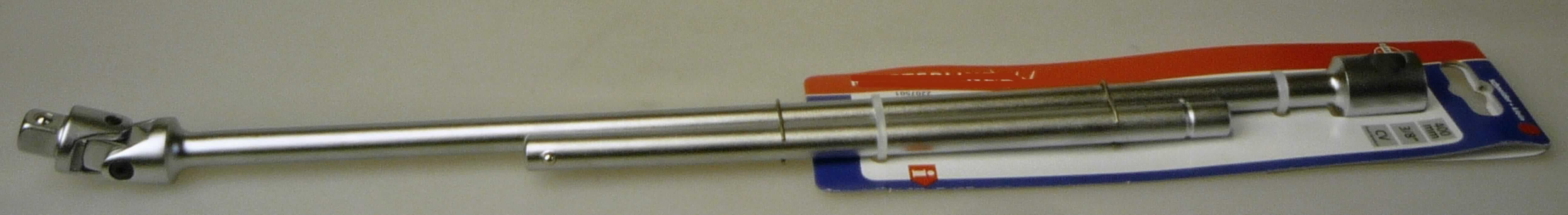 Verlängerung mit T-Griff und Kardangelenk

- 400 mm lang, mit Außenvierkant (3/8"), aus Stahl

- zur Verwendung als Griff für auswechselbare, handbetätigte Steckschlüsseleinsätze
  aus unedlem Metall im Vierkantsystem

Die Verlängerung ist zerlegt auf einem Pappreiter zum Verkauf aufgemacht.

Abbildung siehe Anlage.

Derartige Erzeugnisse gehören als "Teile aus unedlen Metallen von auswechselbaren Steckschlüsseleinsätzen 
mit arbeitendem Teil aus unedlem Metall, auch mit Griff" zum TARIC-Code 8204 2000 00.