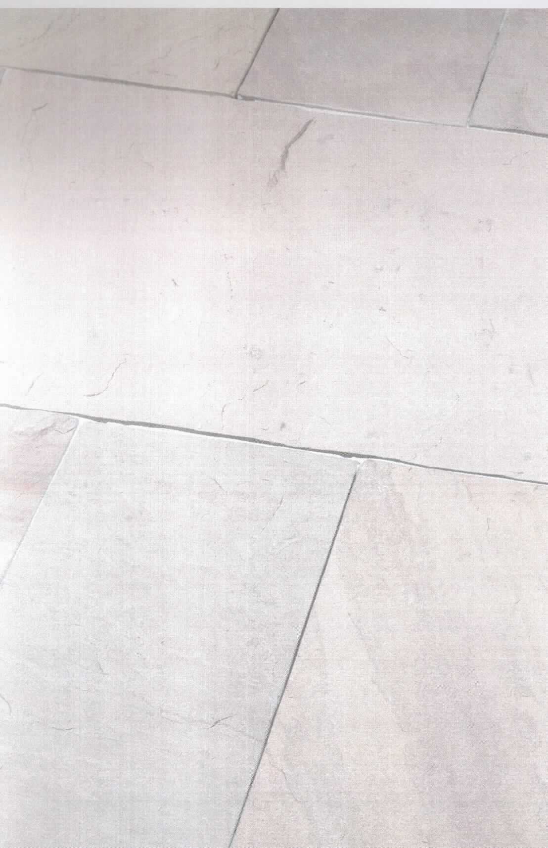 Angaben:
Terrassenplatten MANDRA DELUXE
Bearbeitung: Oberfläche spaltrau, Kanten gefast, Seiten gesägt, Unterseite kalibriert
Farbe: gelb-hellbeige
Material: Sandstein 
Herkunft: Indien 
Größe: 30x30x3 cm 75 kg / qm

Befund:
Bearbeitete Werksteine und Waren daraus