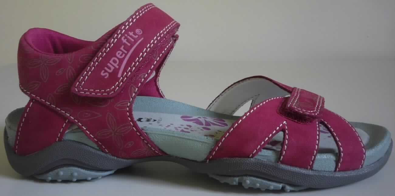 Sandalen (lt. Antrag: "Kinder Sandale Leder, Art. 151-36", Foto siehe Anlage)
- mit Laufsohlen aus (lt. Antrag) Kautschuk; ohne Hauptsohle aus Holz,
- mit zehenfreiem Oberteil (nicht geschlossenes Blatt) aus Leder,
- mit Klettverschluss,
- ohne Metallschutz in der Vorderkappe,
- nicht den Knöchel bedeckend,
- mit einer größten Höhe des Absatzes und der Sohle von weniger als 3 cm,
- mit einer Länge der Innensohle von weniger als 24 cm

"Schuhe mit Laufsohlen aus Kautschuk und Oberteil aus Leder, andere als in den Unterpositionen 6403 1200 
 bis 6403 9911 genannt, mit einer Länge der Innensohle von weniger als 24 cm"