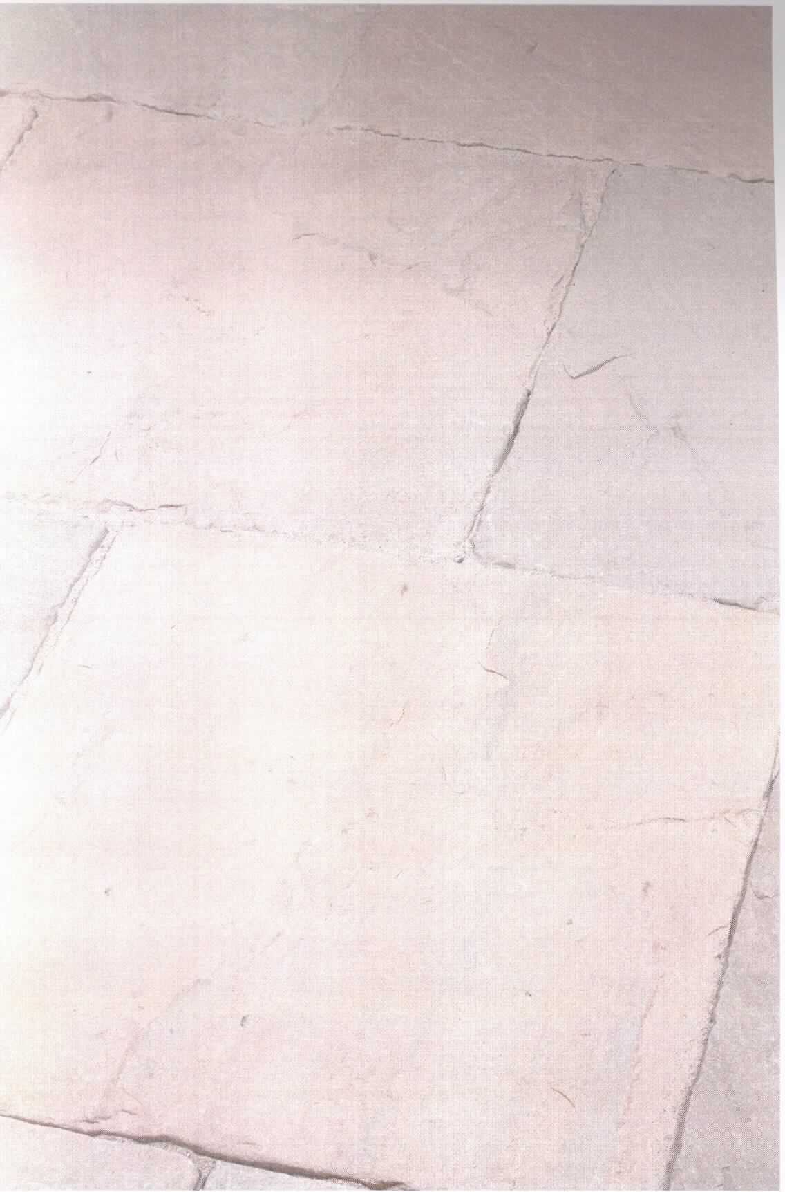Angaben:
Terrassenplatten MANDRA EXTRA -satiniert-
Bearbeitung: Oberfläche spaltrau, getrommelt & gebürstet, Seiten handbekantet, Unterseite kalibriert
Farbe: gelb-hellbeige
Material: Sandstein 
Herkunft: Indien 
Größe: 30x30x3cm 75kg / qm

Befund:
Bearbeitete Werksteine und Waren daraus