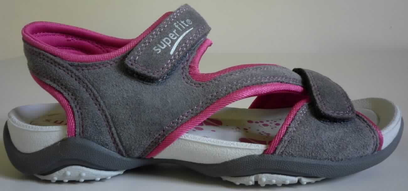 Freizeitsandalen (lt. Antrag: "Kinder Sandale Textil, Art. 159-06", Foto siehe Anlage)
- mit Laufsohlen aus (lt. Antrag) Kautschuk; ohne Hauptsohle aus Holz, 
- mit zehenfreiem Oberteil (nicht geschlossenes Blatt) aus Leder (den größten Teil der Außenfläche bildend)
  und Spinnstoff,
- mit Klettverschluss,
- ohne Metallschutz in der Vorderkappe,
- nicht den Knöchel bedeckend, 
- mit einer größten Höhe des Absatzes und der Sohle von weniger als 3 cm,
- mit einer Länge der Innensohle von weniger als 24 cm

"Schuhe mit Laufsohlen aus Kautschuk und Oberteil aus Leder, andere als in den Unterpositionen 6403 1200 
 bis 6403 9911 genannt, mit einer Länge der Innensohle von weniger als 24 cm"