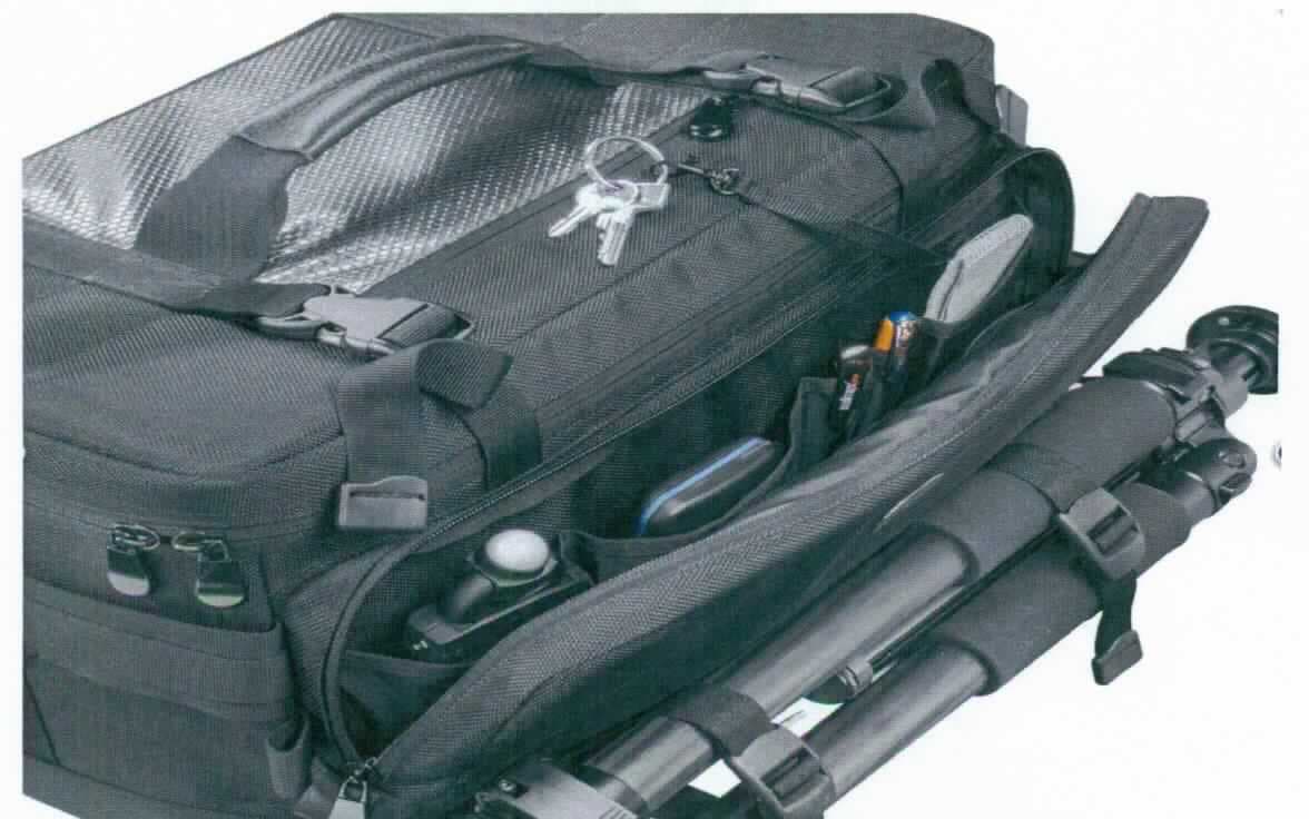 Warenzusammenstellung bestehend aus einem handkofferähnlichen Behältnis und einer Regenhülle, sog. Tasche 
e-driver, Art.-Nr. 20152, Abbildung siehe Anlage, 
- in Aufmachung für den Einzelverkauf, zur Befriedigung eins speziellen Bedarfs zusammengestellt,
- handkofferähnliches Behältnis: 
- - mit einer Außenseite aus Spinnstoffen und klarsichtigen Kunststofffolien (geringfügig - kleines Einsteckfach 
    mit Reißverschluss auf der Oberseite), 
- - mit einem angenähten Handtragegriff und einem abnehmbaren, verstellbaren, gepolsterten Schultertragegurt, 
- - auf der Vorderseite mit einem großen Fach mit Doppelreißverschluss, mit diversen Einsteckmöglichkeiten, 
- - mit einem integrierten Reißverschlussfach auf der Rückseite (mit eingesteckter Regenhülle), 
- - vorne, am unteren Rand mit zwei durch angenähte Gurtschlaufen geführte, verstellbare Gurtbänder (z. B. zur 
    Befestigung eines Stativs), 
- - auf beiden Schmalseiten mit zwei übereinandergelegten, zu Schlaufen aufgenähten Gurtbändern, 
- - Hauptfach mit einem entlang des oberen Randes über drei Seiten umlaufenden Doppelreißverschluss und zwei 
    Schnappverschlüssen zu öffnen, 
- - - im Deckel mit einem Reißverschlussfach und zwei Einsteckfächern, ansonsten innen mit diversen, mit Klett- 
      bändern versehenen Trennstegen zum individuellen Gestalten des Innenraumes, vollständig gepolstert und 
      gefüttert, 
- - am Boden mit zwei Stellfüßchen aus Kunststoff, 
- - formstabil, mit den Abmessungen von ca. 47 (L) x 31 (B) x 26 (H) cm, 
- - zum Transport der Studioausrüstung eines Fotografen bestimmt, 
- - keine Hinweise auf Handarbeit
- andere konfektionierte Spinnstoffware (Regenhülle): 
- - aus einfarbigen Geweben aus Spinnstoffen, 
- - auf der Innenseite silberfarben beschichtet, 
- - am Rand gesäumt (konfektioniert) und mit einem Gummizugband versehen, 
- - entsprechend der Form des handkofferähnlichen Behältnisses zugeschnitten, 
- - dient als Regenschutz für das handkofferähnliche Behältnis, 
- aufgrund des Wertes, des Umfangs und im Hinblick auf die Verwendung bestimmt das handkofferähnliche Behält- 
  nis den wesentlichen Charakter der Warenzusammenstellung.

"Handkofferähnliches Behältnis, mit Außenseite aus Spinnstoffen, nicht handgearbeitet"