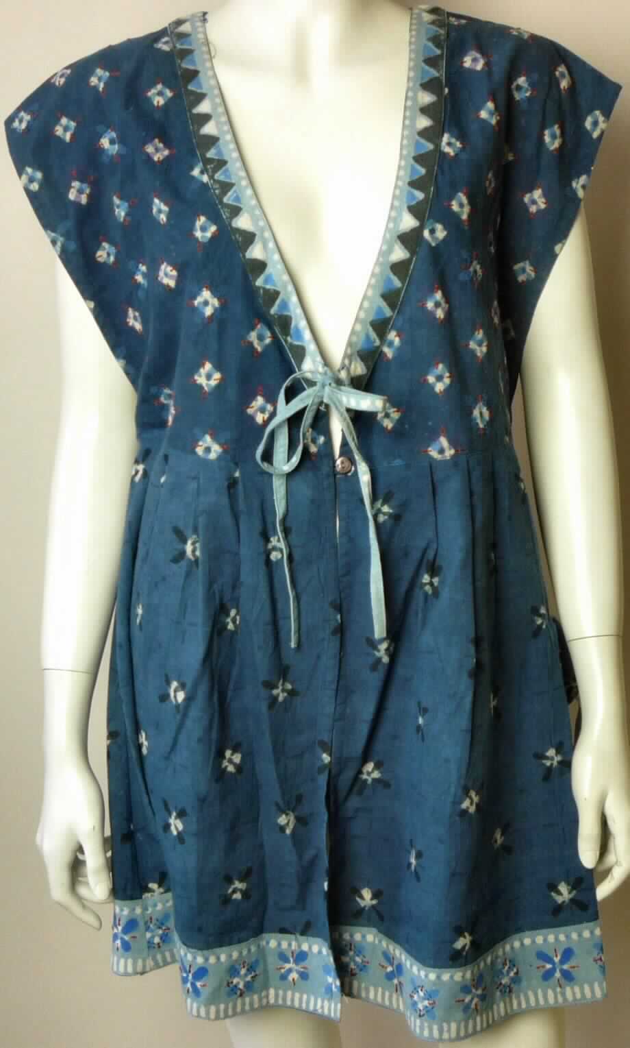 Jacke, sog. Weste "Balotra" Art.-Nr. 31-606, Größe M, Foto siehe Anlage,
- aus verschiedenen ca. 0,5 mm dicken, buntbedruckten (nicht nach dem Batik-Verfahren) Geweben aus lt. Antrag 
  Baumwolle,
- über den Schritt reichend (Rückenlänge: ca. 80 cm), 
- mit einem halsfernen, V-förmigen Ausschnitt,
- vorn mit einer durchgehenden Öffnung, die unterhalb der Brust lediglich mit einem Bindeband und einem 
  Knopfverschluss von rechts über links (Frauenkleidung) geschlossen werden kann,
- mit sehr kurzen Ärmeln (sog. überschnittene Schulter), somit keine Weste der Position 6211,
- auf der linken Seite unterhalb der Taille mit einer offenen, aufgesetzten Tasche, die am oberen Rand mit einem 
  Kordelzug ausgestattet ist; somit keine Bluse der Position 6206,
- im oberen Bereich mit Stickereien verziert,
- am Halsausschnitt und am unteren Rand mit aufgenähten, kontrastfarbenen Borten aus Geweben.

"Jacke, aus Geweben, für Frauen, aus Baumwolle, keine Arbeits- und Berufskleidung, nicht nach dem Batik-
 Verfahren handbedruckt"