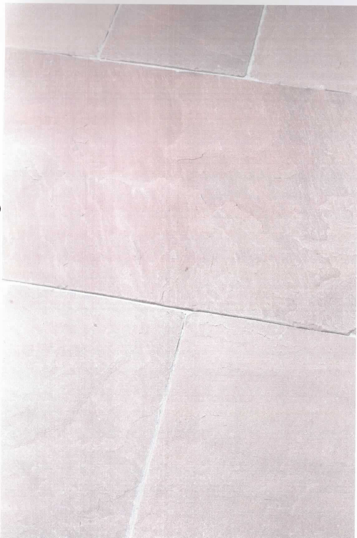 Angaben:
Terrassenplatten MODAC ROYAL
Bearbeitung: Oberfläche getrommelt, Kanten gefast, Seiten gesägt, Unterseite kalibriert
Farbe: rötlich bunt
Material: Sandstein 
Herkunft: Indien 
Größe: 30x30x3cm 75kg/qm

Befund:
Bearbeitete Werksteine und Waren daraus