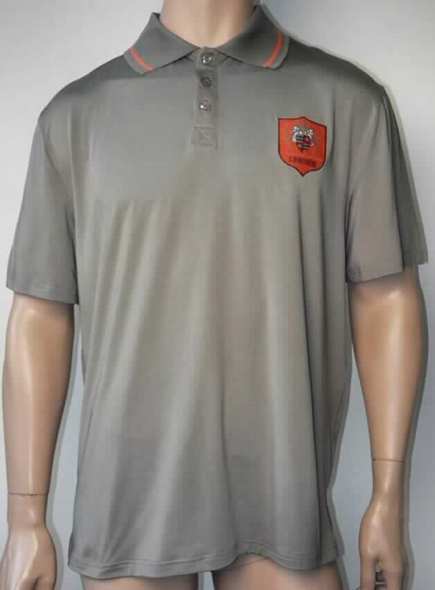 Hemd, sog. Herren-Poloshirt, Art. A10616-00, Größe M, Foto siehe Anlage,
- aus ca. 0,6 mm dicken, einfarbigen Gewirken aus laut Antrag 90 % Polyester und 10 % Elasthan
  (beides synthetische Chemiefasern, somit keine Ware der Unterposition 6105 2090); mit durchschnittlich mehr 
  als 10 Maschen je linearen Zentimeter in jeder Richtung,
- über die Taille reichend (Rückenlänge: ca. 72 cm), 
- mit einem Umlegekragen aus buntgewirkten Gewirken,
- vorn mit einer nicht durchgehenden Öffnung mit Knopfverschluss von links über rechts (Männerkleidung),
- mit kurzen Ärmeln,
- am rechten Ärmel und der linken Brustseite mit jeweils einer Applikation verziert,
- am unteren Rand mit ca. 8,5 cm hochreichenden, seitlichen Schlitzen versehen sowie durch Umschlagen und 
  Festnähen gesäumt.

"Hemd, aus Gewirken, für Männer, aus synthetischen Chemiefasern"