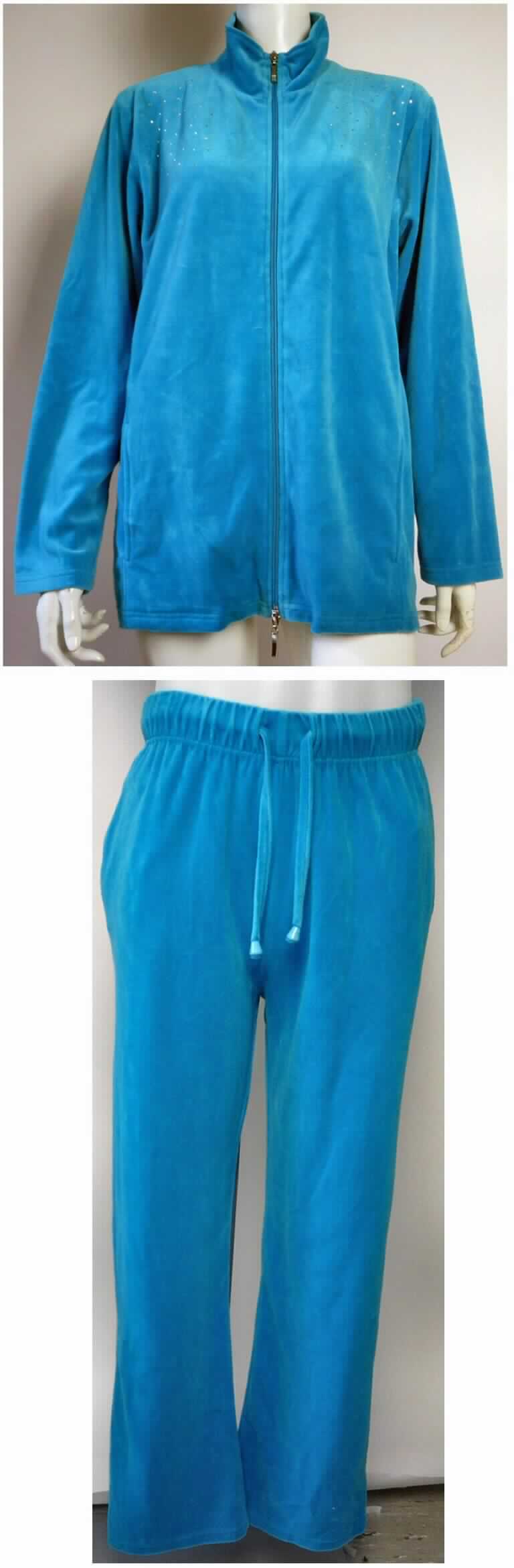 Jacke und lange Hose, sog. Damen-Nicki-Hausanzug, Art. A10174-00, Größe 38, Fotos siehe Anlage,
- als zweiteilige Zusammenstellung; keine Kombination, da die Jacke an zwei Stellen großflächig mit 
  "Strasssteinchen" beklebt ist, sich diese Verzierungen auf der langen Hose nicht wiederholen sowie die 
  Verzierungen nicht von geringem Umfang sind; u. a. aufgrund der Materialbeschaffenheit (Samtgewirke) auch kein 
  Trainingsanzug,
- aus ca. 1,6 mm dicken, einfarbigen Samtgewirken mit einem Flor aus laut Antrag 100 % Baumwolle,
- ohne Hinweise auf den Trägerkreis (unisex), 
- Jacke:
-- über den Schritt reichend (Rückenlänge: ca. 70 cm),
-- mit einem Stehkragen,
-- vorn mit einer durchgehenden Öffnung mit einem bis in die Kragenspitzen reichenden Reißverschluss, 
-- mit langen Ärmeln,
-- im Brustbereich mit den o. g. Verzierungen versehen,
-- mit zwei eingesetzten Taschen unterhalb der Taille,
-- vorn in vier Längsbahnen gearbeitet,
-- am unteren Rand durch Umschlagen und Festnähen gesäumt.

"Jacke, aus Gewirken, für Frauen, aus Baumwolle"