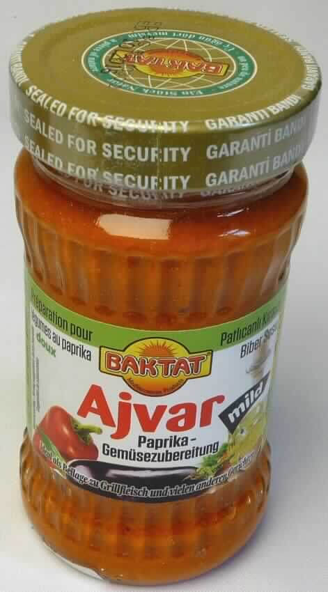 Ajvar.

Antragsangaben (als zutreffend unterstellt): Ajvar Paprika-Gemüsezubereitung mild. Gehalt an Branntweinessig: weniger als 0,5 GHT.

Äußere Beschaffenheit des vorgelegten Warenmusters: Aufmachung: Original-Schraubglas mit einem Nettogewicht von 300 g. Warenaufschrift, auszugsweise: "BAKTAT, Ajvar Paprika-Gemüsezubereitung mild. Zutaten: "Rote Paprika gegrillt (58 %), Auberginen (20 %), Sonnenblumenöl, Salz, Zucker, Essig, Knoblauch. Ideal als Beilage zu Grillfleisch und vielen anderen Gerichten." Inhalt: Orangefarbene, feinpürierte Masse mit Schalenbestanteilen, einem mildem Ajvar entsprechend schmeckend. 
Gehalt an freier flüchtiger Säure i. S. der ZAnm 1 zu Kap 20 (gemäß Angabe): weniger als 0,5 GHT.

Anderes Gemüse, anders als mit Essig oder Essigsäure zubereitet oder haltbar gemacht, nicht gefroren, ausgenommen Erzeugnisse der Position 2006, Mischungen von Gemüsen, nicht in Form von Pulver.