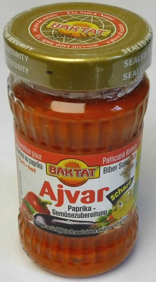 Ajvar.

Antragsangaben (als zutreffend unterstellt): Ajvar Paprika-Gemüsezubereitung scharf. Gehalt an Branntweinessig: weniger als 0,5 GHT.

Äußere Beschaffenheit des vorgelegten Warenmusters: Aufmachung: Original-Schraubglas mit einem Nettogewicht von 300 g. Warenaufschrift, auszugsweise: "BAKTAT, Ajvar Paprika-Gemüsezubereitung scharf. Zutaten: "Rote Paprika gegrillt (58 %), Auberginen (20 %), Sonnenblumenöl, Salz, Zucker, Essig, Knoblauch, Paprikaextrakt scharf. Ideal als Beilage zu Grillfleisch und vielen anderen Gerichten." Inhalt: Rot-orangefarbene, feinpürierte Masse mit Schalenbestanteilen, einem scharfen Ajvar entsprechend schmeckend. 
Gehalt an freier flüchtiger Säure i. S. der ZAnm 1 zu Kap 20 (gemäß Angabe): weniger als 0,5 GHT.

Anderes Gemüse, anders als mit Essig oder Essigsäure zubereitet oder haltbar gemacht, nicht gefroren, ausgenommen Erzeugnisse der Position 2006, Mischungen von Gemüsen, nicht in Form von Pulver.