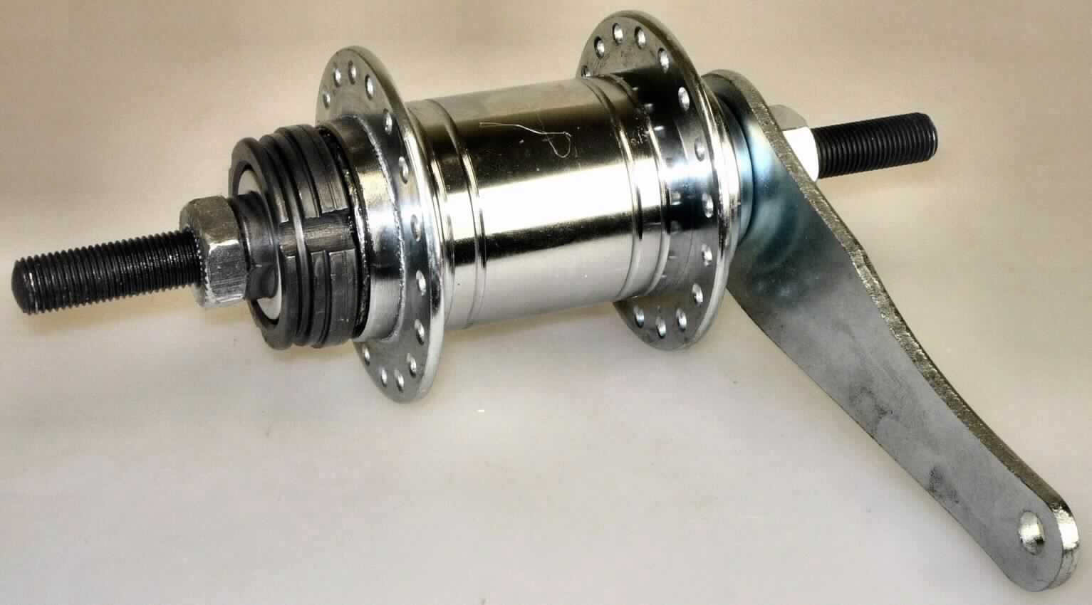 Teil für ein Fahrrad, sog. Fahrradnabe aus Stahl mit eingebauter Rücktrittbremsnabe, Foto siehe Anlage,
- bestehend aus einer Radnabe für das (hintere) Laufrad mit eingebauter Rücktrittbremse,
- mit einem sog. "Bremsarm" zur Bremsmomentabstützung,
- mit einem Gewinde zur Befestigung des Kettenblattes,
- mit einem sog. "Speichenflansch" zur Befestigung der Speichen,
- mit einer Achslänge von 165 mm,
- jeweils beidseitig mit einer Kontermutter versehen,
- erkennbar hauptsächlich zur Verwendung an Fahrrädern bestimmt.

"Teil für Fahrräder der Position 8712 (Bremsnabe)"