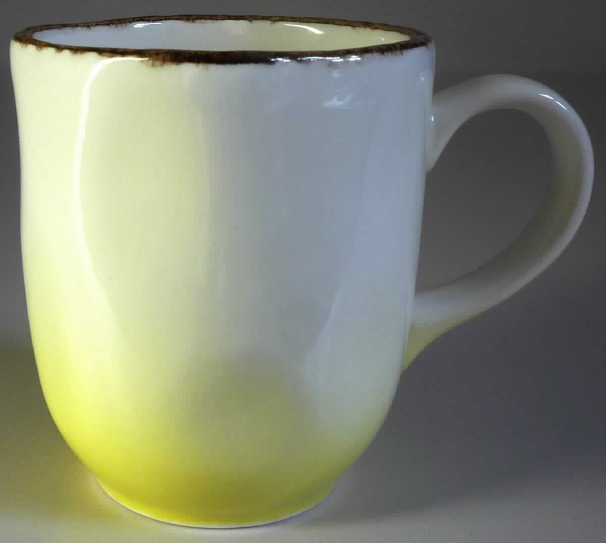 Keramisches Geschirr, sog. Kaffeebecher, gelb, Foto siehe Anlage, 
- glasierte, becherförmige Tasse mit Henkel (cremefarben; außen unten in gelb übergehend und
  oben mit einem braunen Rand), 
- mit einem Durchmesser von ca. 8,7 cm und einer Höhe von ca. 9,5 cm, 
- keramisches Erzeugnis, nach der Formgebung gebrannt, tonmineralhaltiges Material enthaltend, 
- nach dem Ergebnis der wissenschaftlichen Untersuchung aus Steingut.

"Keramisches Geschirr (Tasse), aus Steingut"