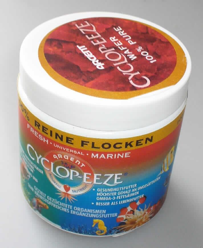Sog. Cyclop-eeze Flocken in Form von getrockneten, toten Krebstieren des Kapitels 3. Laut mikroskopischer Untersuchung handelt es sich um kleine Copepoden (Crustacea) in Form von kleinen, dünnen Flocken, die -lt. den ergänzten Antragsangaben- gefriergetrocknet und ohne Zusätze vorliegen. Die nach Art und Beschaffenheit ungenießbaren Krebstierflocken sind zur Verwendung als Fischergänzungsfutter bestimmt. Die Ware ist in einer handelsüblichen Dose mit Kunststoffdeckel für die Abgabe im Einzelverkauf verpackt.