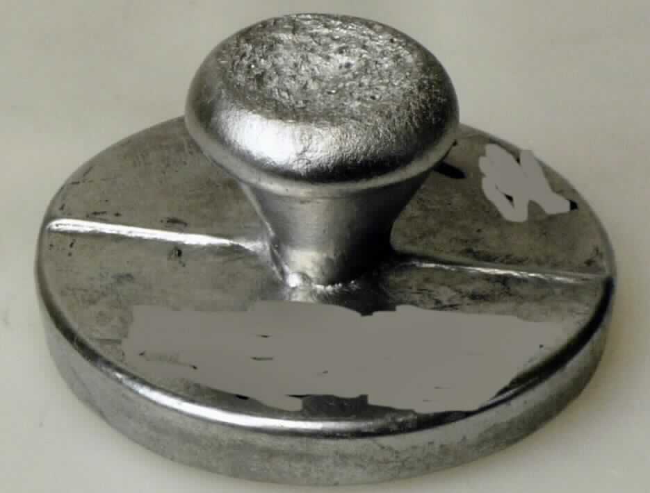 Aluminium in Rohform

Bei der als "Aluminium Muster ADC 12" bezeichneten Ware handelt es sich um ein massives, metallisches, gegossenes Erzeugnis mit kreisförmigem Querschnitt in Form eines runden Stempels. Das Material ist eine Aluminiumlegierung (entsprechend AC-AlSi9Cu3(Fe) oder AC-AlSi9Cu2(Fe)) und ist zum Einschmelzen vorgesehen.

Die Ware ist als andere Aluminiumlegierung in Rohform in die Unterposition 7601 2080 der Kombinierten Nomenklatur einzureihen.