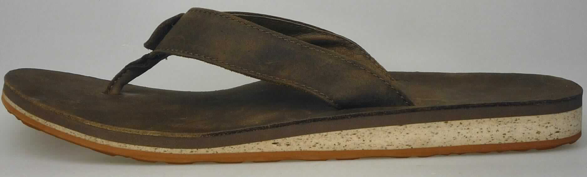 Sandalen (lt. Antrag: "Freizeitsandale für Männer, W Original Flip Premium", Foto siehe Anlage)
- mit Laufsohlen aus (lt. Antrag) Kunststoff; ohne Hauptsohle aus Holz,
- mit zehenfreiem Oberteil (nicht geschlossenes Blatt) aus Leder,
- ohne Metallschutz in der Vorderkappe,
- nicht den Knöchel bedeckend, 
- mit einer größten Höhe des Absatzes und der Sohle von weniger als 3 cm, 
- mit einer Länge der Innensohle von mehr als 24 cm, 
- für Männer (u. a. weiter Schnitt)

"Schuhe mit Laufsohlen aus Kunststoff und Oberteil aus Leder, andere als in den 
 UPos. 6403 1200 bis 6403 9931 genannt, für Männer"