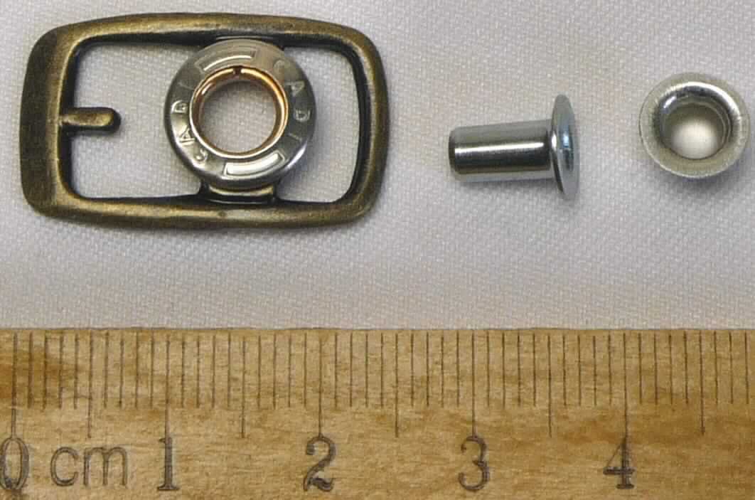 Sog. "Schnalle" aus Eisen, siehe Abbildung, noch nicht zusammengesetzt, im Wesentlichen bestehend aus einem Druckknopf in Form einer Schnalle (ca. 2,5 x 1,5 cm = L x B) mit feststehendem "Dorn" und einer ca. 5 mm großen Öffnung in der Mitte und einer zweiteiligen Niete ( D = ca. 5 mm), welche bspw. an einem Schuh befestigt wird und dort mit der Schnalle - mittels Druck - verschlossen werden kann.

Die Erzeugnisse sind einzeln in Kunststoffbeuteln und gemeinsam in einem Umkarton verpackt.

Die Ware wird als "Druckknopf" eingereiht.