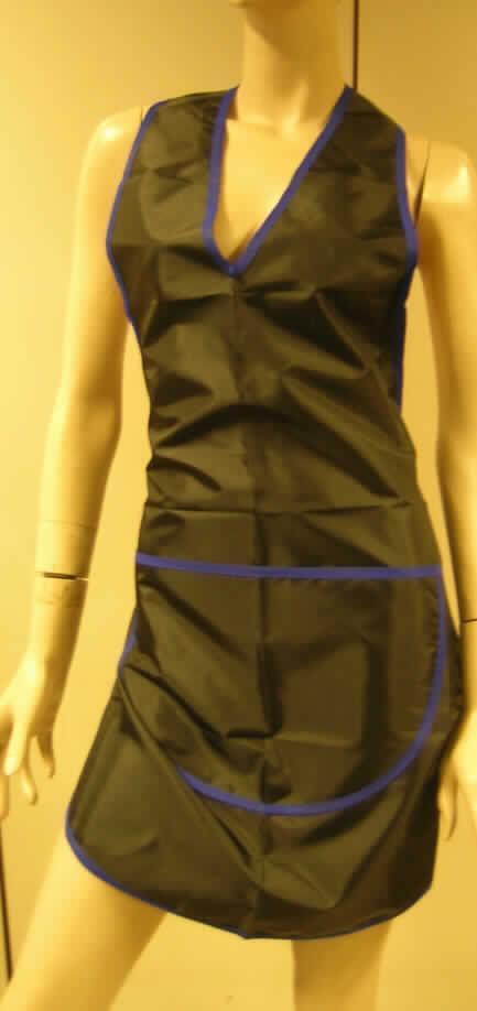 Schürze, sog. Färbeschürze, in Erwachsenengröße, siehe Foto,
- aus 0,1 mm dicken, festen, einfarbigen Geweben aus laut ergänzenden Antragsangaben 100% Polyester 
  (synthetische Chemiefasern); an den Rändern mit kontrastfarbenen Gewirkestreifen eingefasst,
- bis über den halben Oberschenkel reichend; den vorderen Teil des Körpers bedeckend,
- mit einem Nackenträger und in Taillenhöhe mit Bändern zu schließen, beide mit Klettverschluss,
- ohne Merkmale, die auf den Trägerkreis schließen lassen (unisex),
- zweckbestimmt einfach geschnitten; mit einer großen, aufgesetzten Tasche,
- soll als Schürze von Friseuren beim Färben der Haare verwendet werden,
- lässt erkennen, dass sie dazu bestimmt ist, ausschließlich oder hauptsächlich zum körperlichen oder 
  hygienischen Schutz anderer Kleidungsstücke und/oder Personen bei Ausübung einer Berufs- oder 
  Haushaltstätigkeit getragen zu werden.